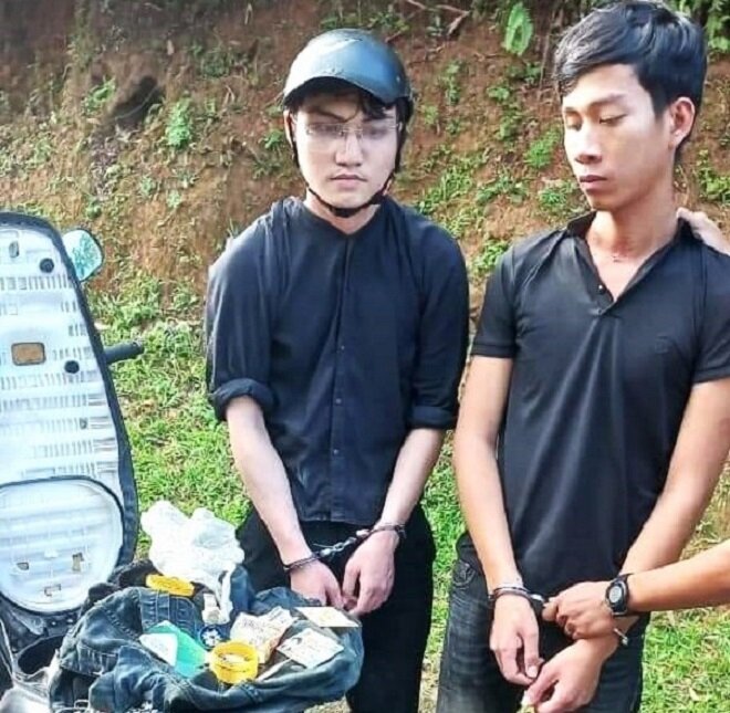 2 nghi phạm bị bắt khi đang lẩn trốn tại huyện miền núi Ba Tơ. (Ảnh: C.A)