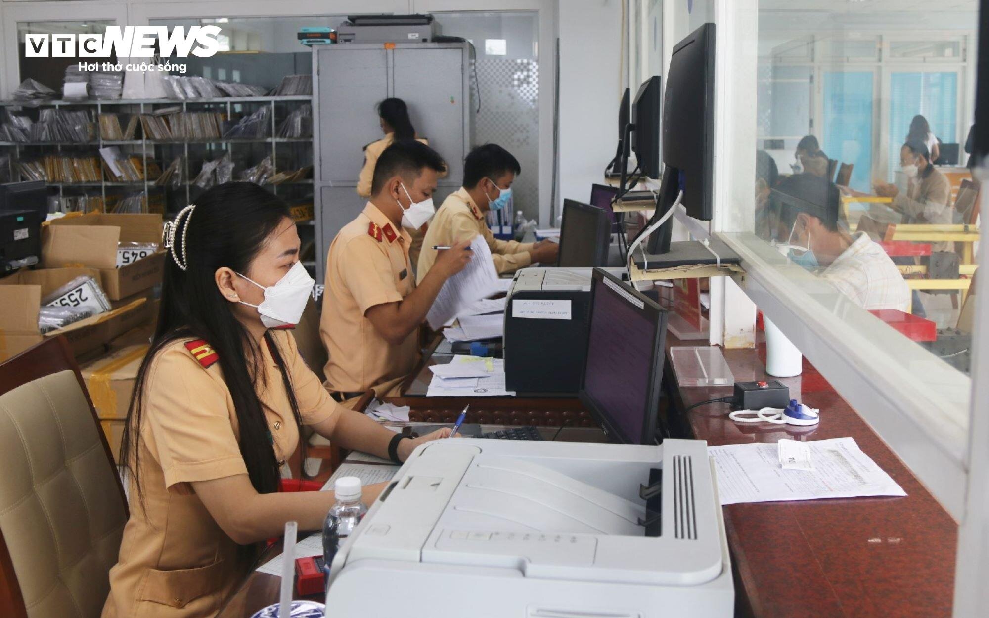 Lực lượng Cảnh sát Giao thông Công an TP Đà Nẵng làm thủ tục cấp đổi biển số xe cho người dân. (Ảnh: Xuân Tiến)