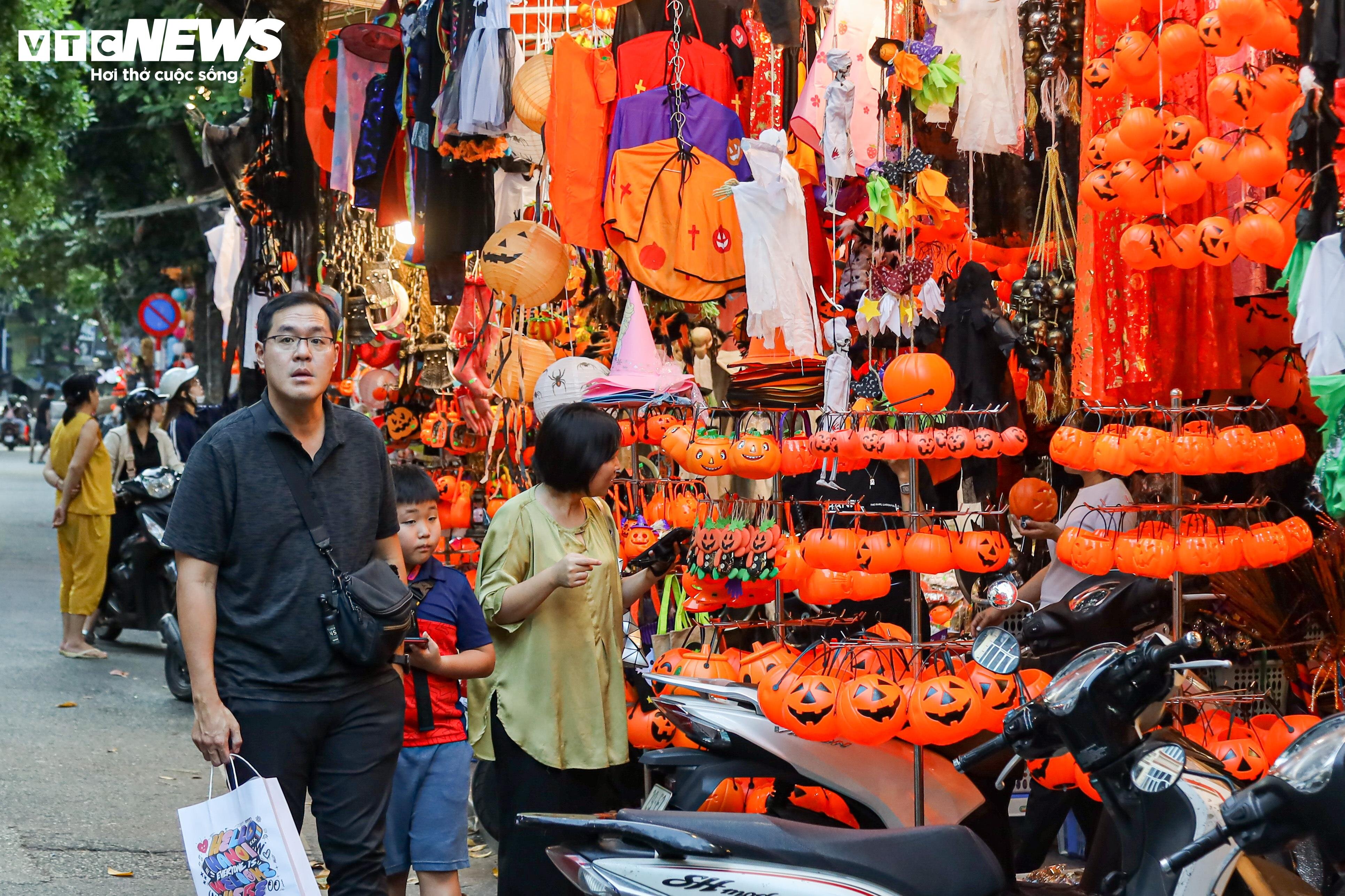 Nhiều khách nước ngoài cũng tìm đến con phố Hàng Mã để ngắm đồ Halloween.