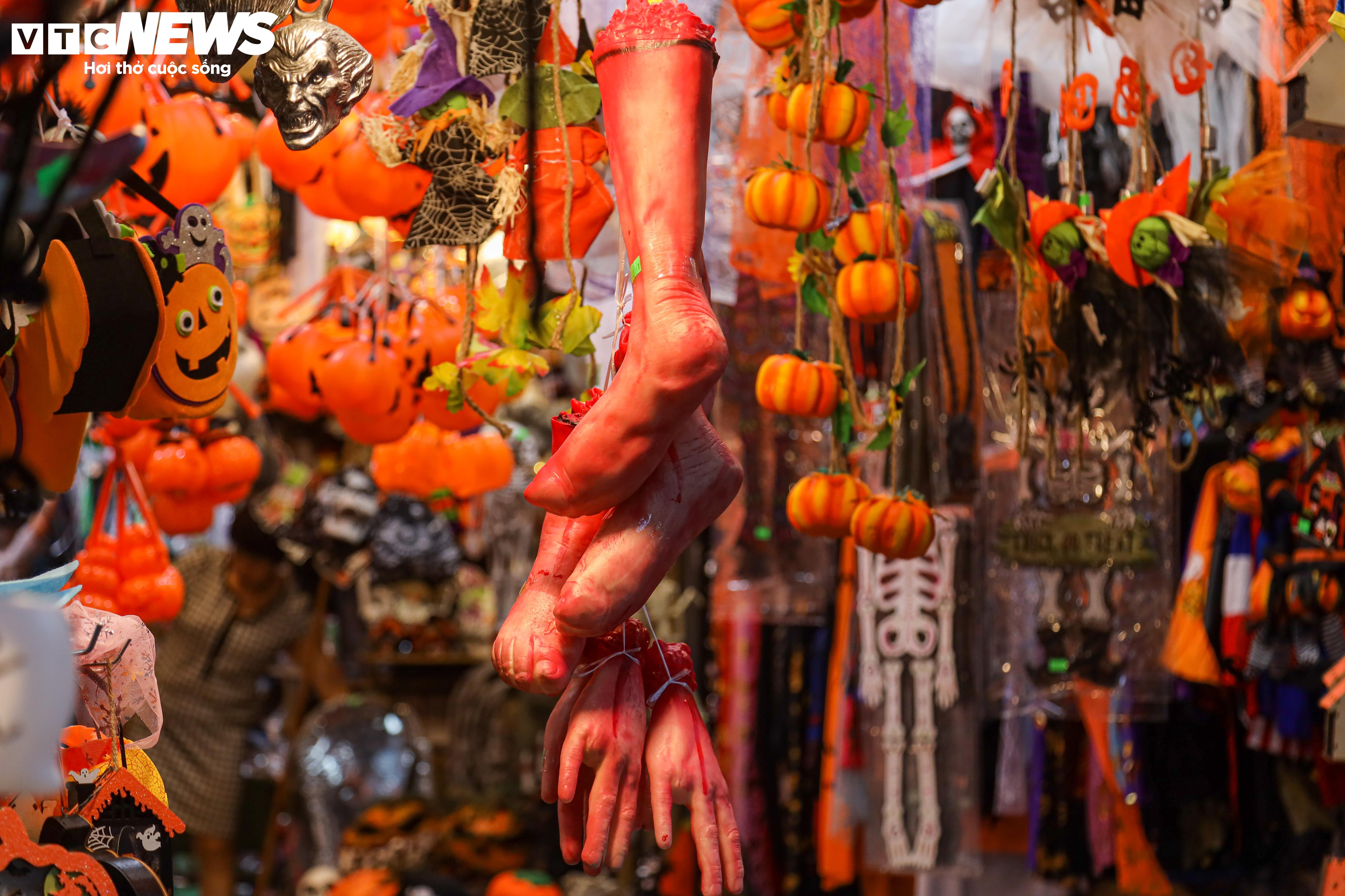 Sau rằm Trung thu, 'thủ phủ' Hàng Mã lại rực sắc màu Halloween - 13