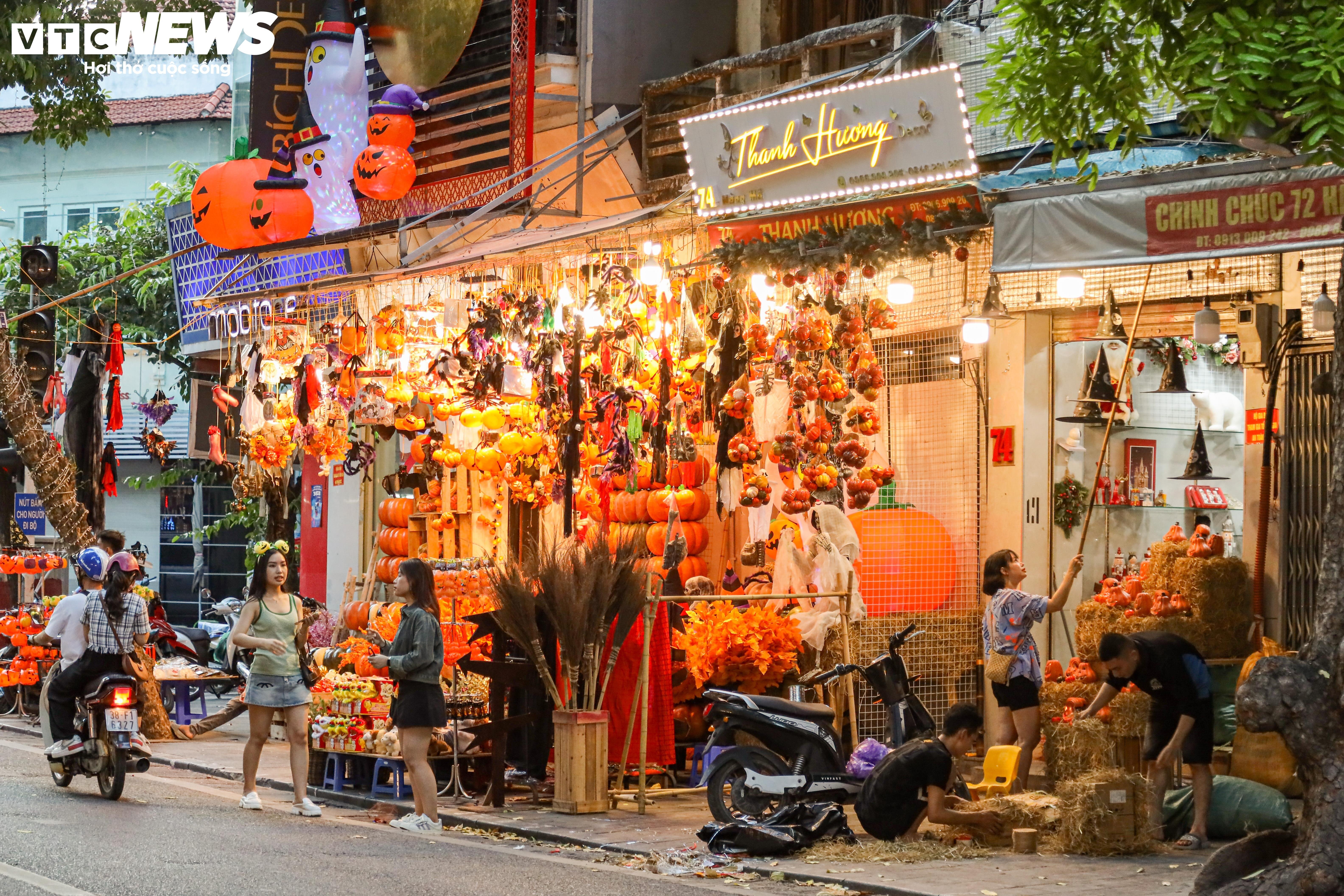 Tuy không có nguồn gốc gần gũi, tương đồng nhưng hàng năm, lễ hội Halloween 31/10 vẫn rất sôi động ở Việt Nam.