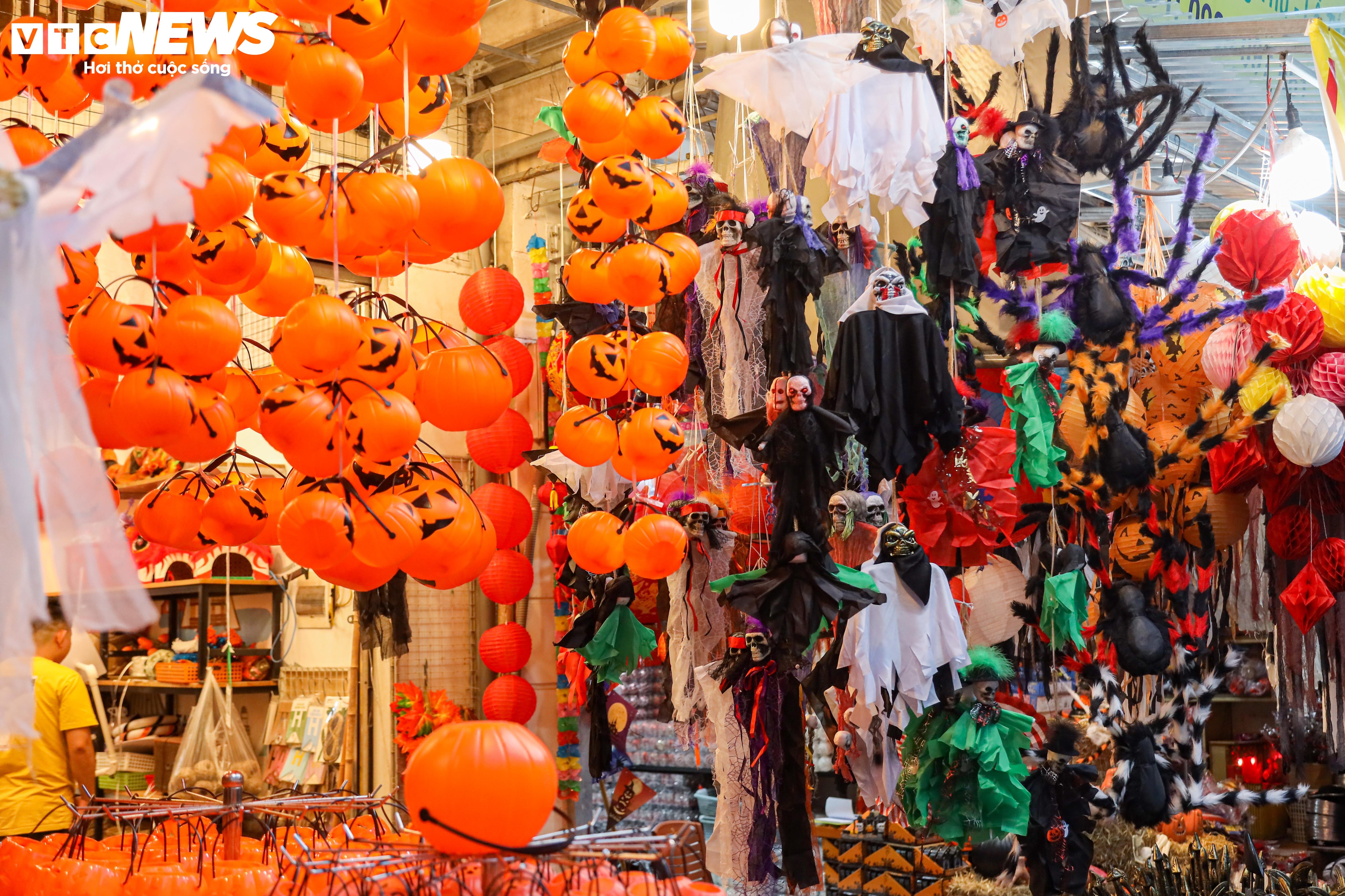 Người bán cho biết, đa phần những đồ trang trí, hóa trang Halloween đều xuất xứ từ Trung Quốc.