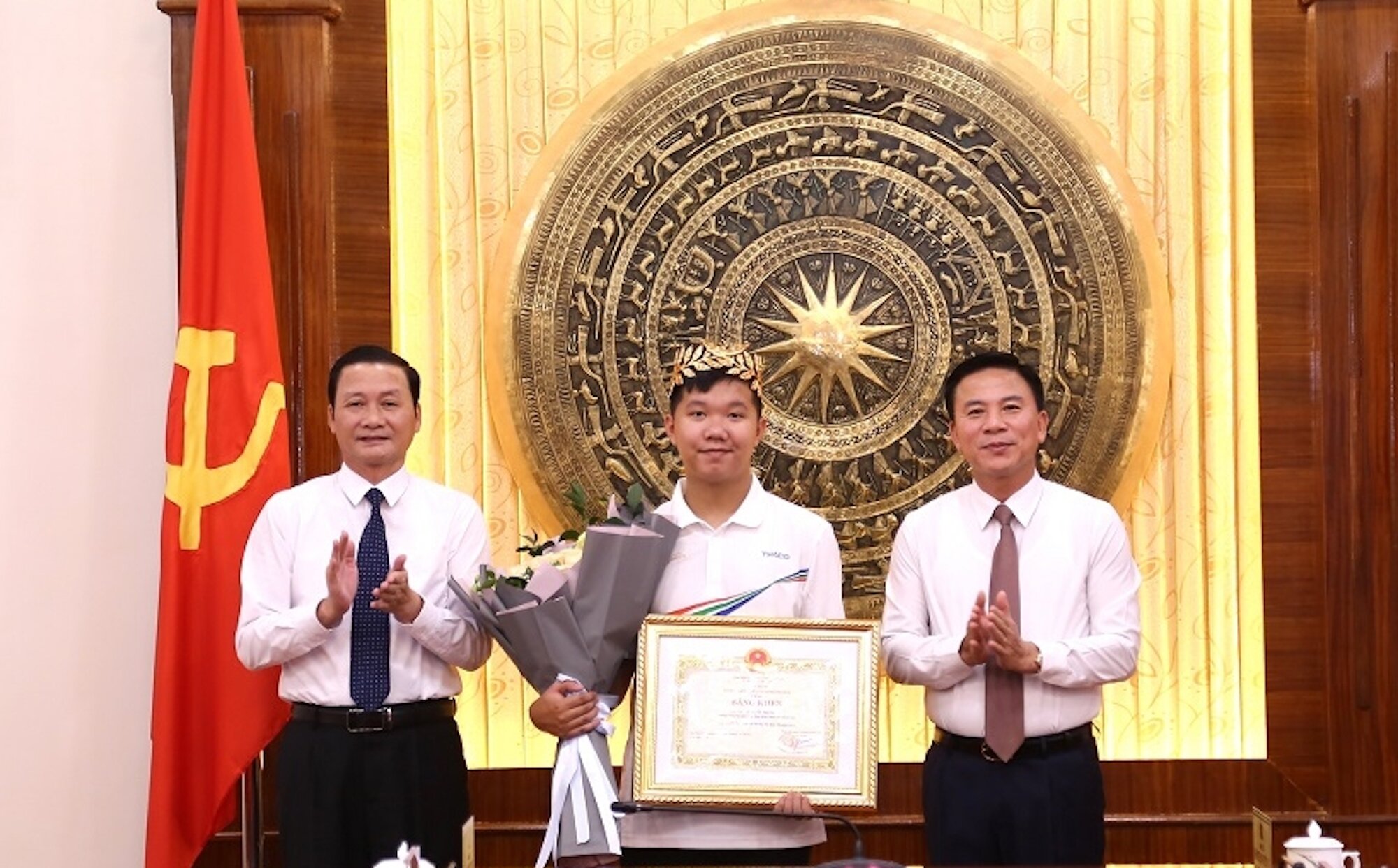 Bí thư Tỉnh ủy Thanh Hoá Đỗ Trọng Hưng (phải) và Chủ tịch UBND tỉnh Đỗ Minh Tuấn (trái) trao bằng khen cho Lê Xuân Mạnh.