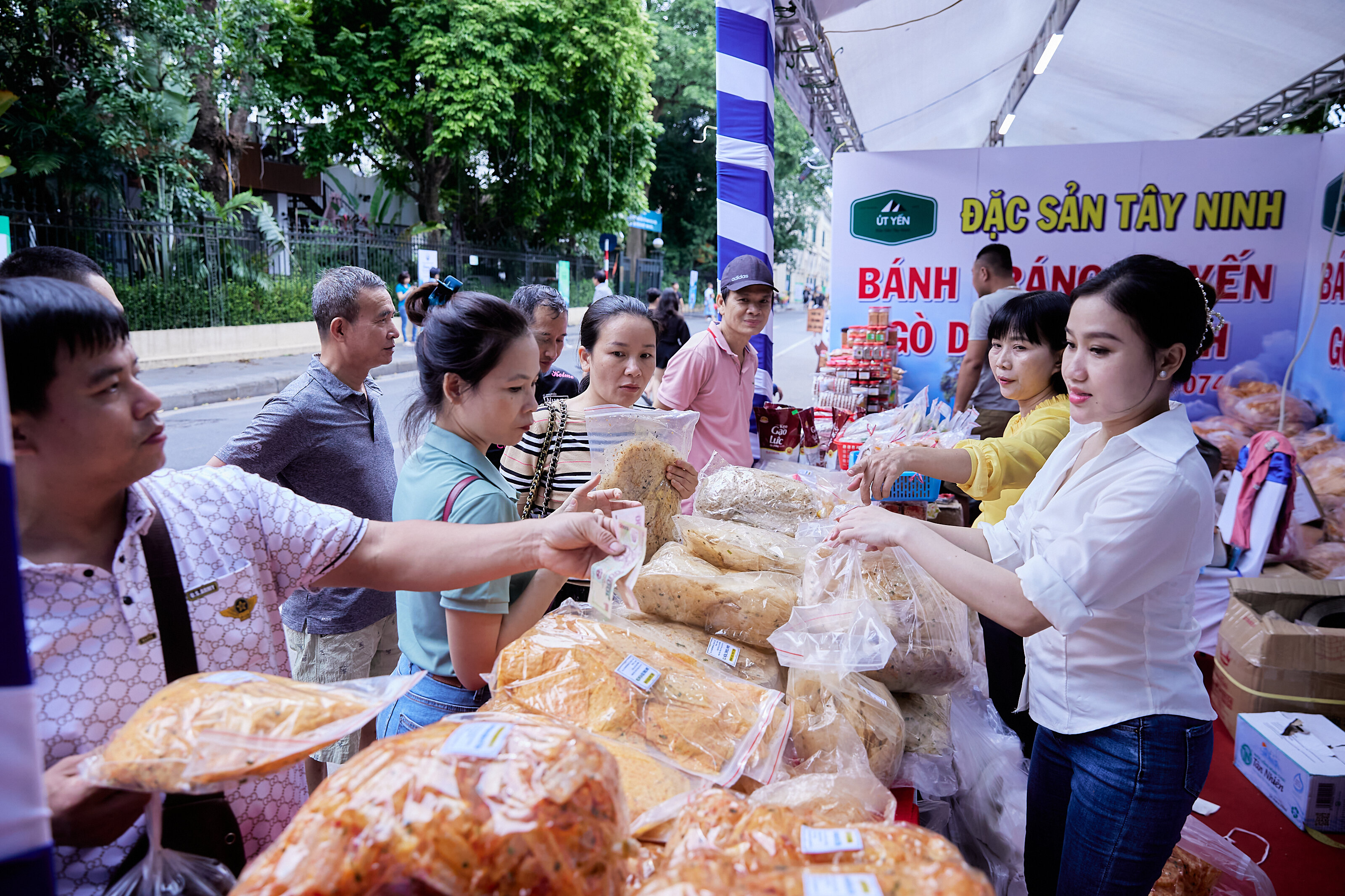 Người Thủ đô thích thú với bánh tráng, muối tôm chuẩn Tây Ninh tại hồ Hoàn Kiếm - 2