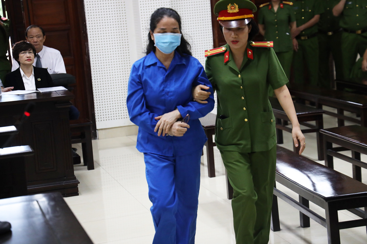 Tham gia bào chữa cho bị cáo Vũ Liên Oanh tại toà gồm 4 luật sư. (Ảnh: C.K)