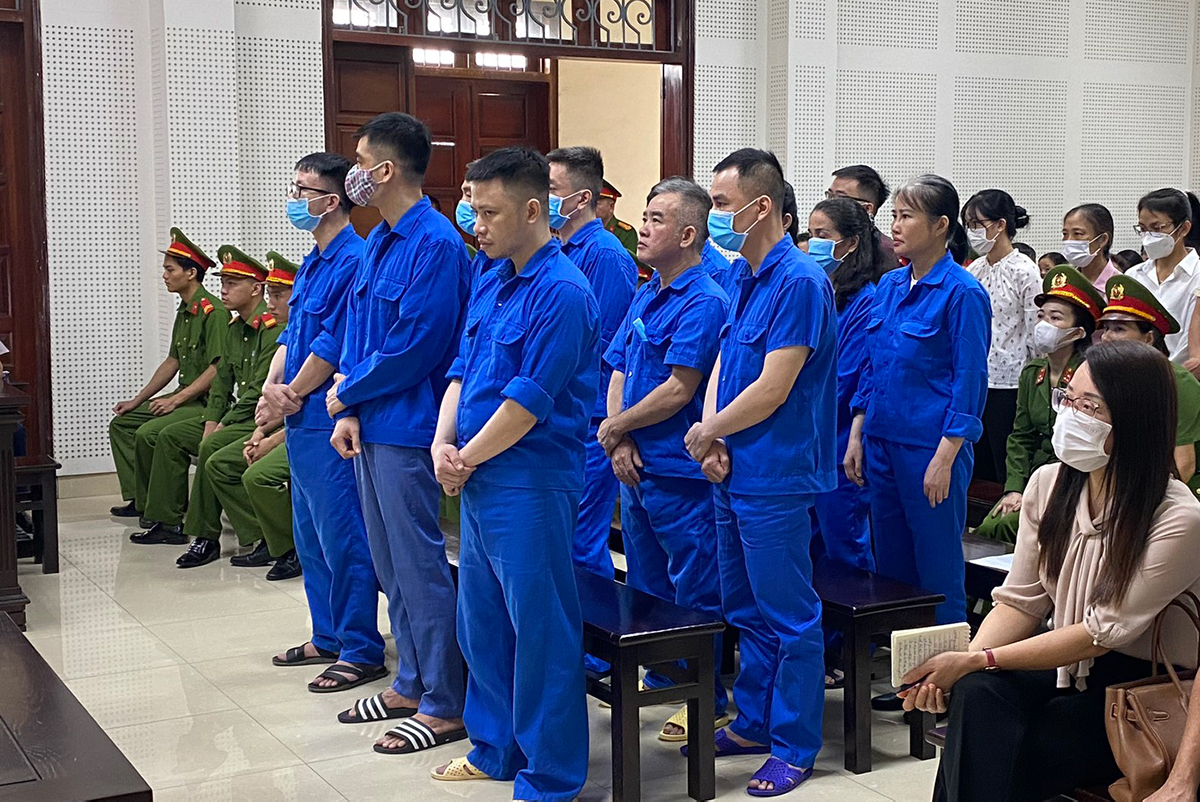 Cùng bị truy tố về tội danh trên còn có các bị cáo: Hoàng Thị Thúy Nga (Chủ tịch HĐQT Công ty NSJ), Trần Ngọc Thắng (Tổng Giám đốc Công ty MQF), Trần Thị Thanh Xuân (Tổng Giám đốc Công ty MQF), Ngô Mạnh Hùng (Phó Tổng Giám đốc Công ty MQF), Lê Long Hải (Giám đốc quan hệ khách hàng Khu vực 3, Công ty NSJ), Lê Đại Tấn (nhân viên quan hệ khách hàng Khu vực 3, Công ty NSJ), Phạm Việt Anh (Phó trưởng Phòng dự án, Công ty MQF), Hoàng Thị Minh Tâm (nhân viên Phòng dự án Công ty MQF), Vũ Ngọc Minh (Giám đốc Công ty Gia Lộc), Hà Thị Thu Huyền (Thẩm định viên Công ty Gia Lộc), Phạm Đức Chính (nhân viên thẩm định Công ty Gia Lộc). (Ảnh: C.K)