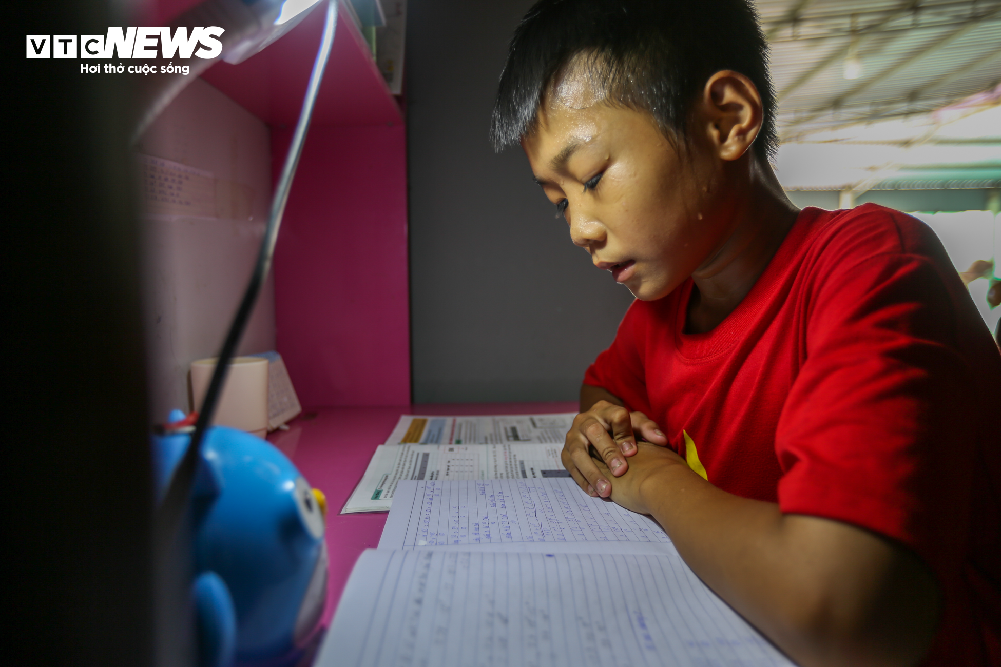 Nguyễn Đình Hữu Phúc phải nương nhờ bà ngoại sau khi bố mẹ mất. (Ảnh: Trọng Tùng)