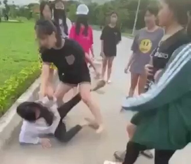 Nữ sinh bị đánh hội đồng. (Ảnh cắt từ clip)