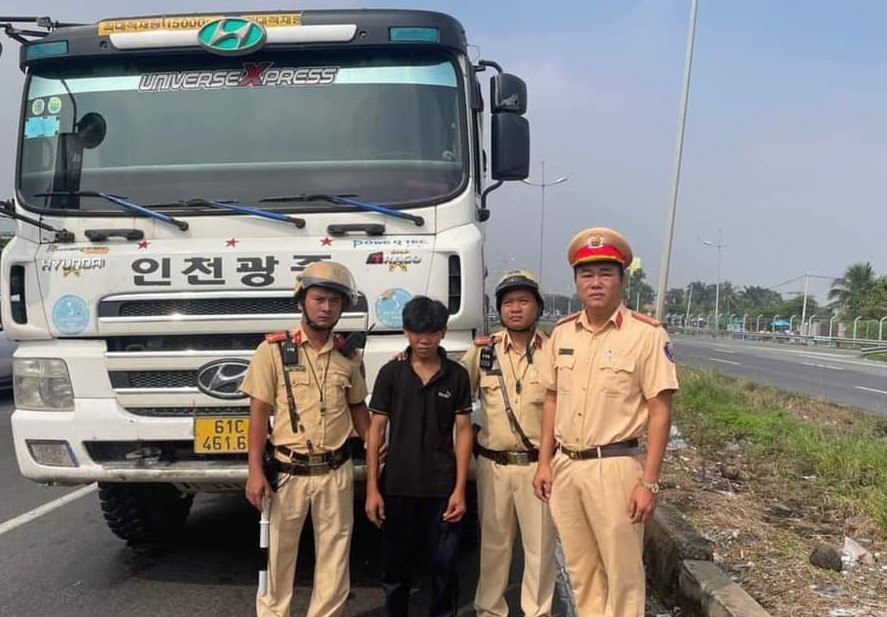 Kẻ trộm xe bị CSGT bắt giữ tại huyện Bình Chánh, TP.HCM.