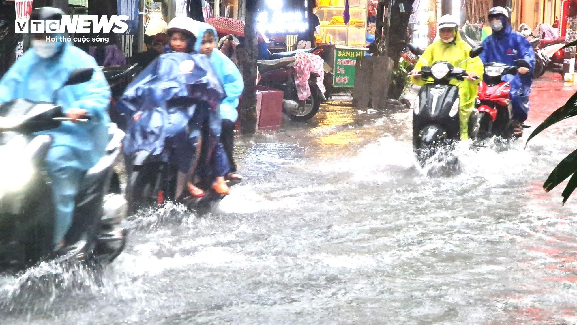 Mưa lớn kéo dài, nhiều tuyến đường Đà Nẵng ngập nước.