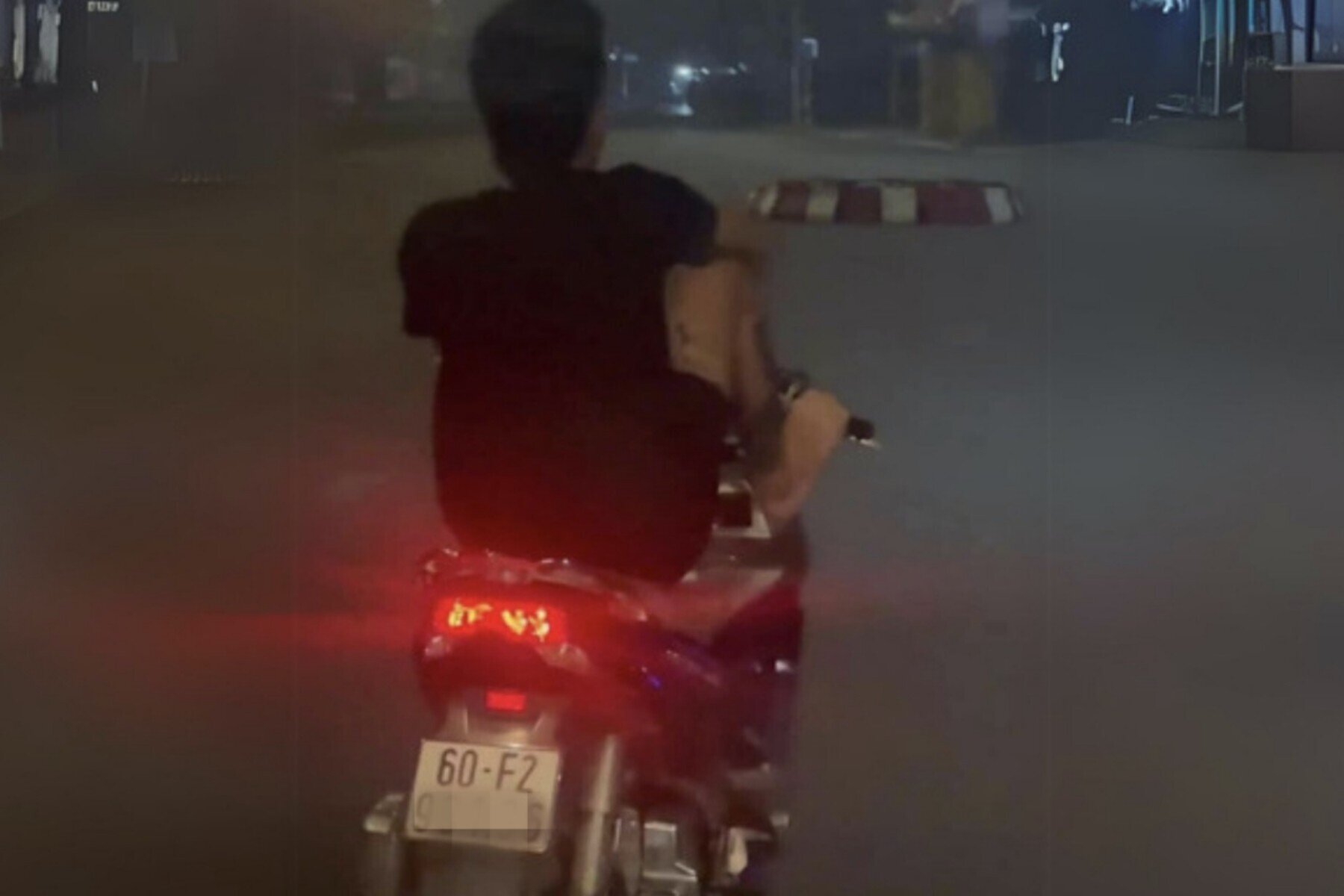Hình ảnh nam thanh niên dùng chân lái xe máy trên đường. (Ảnh: Mạng xã hội Facebook)