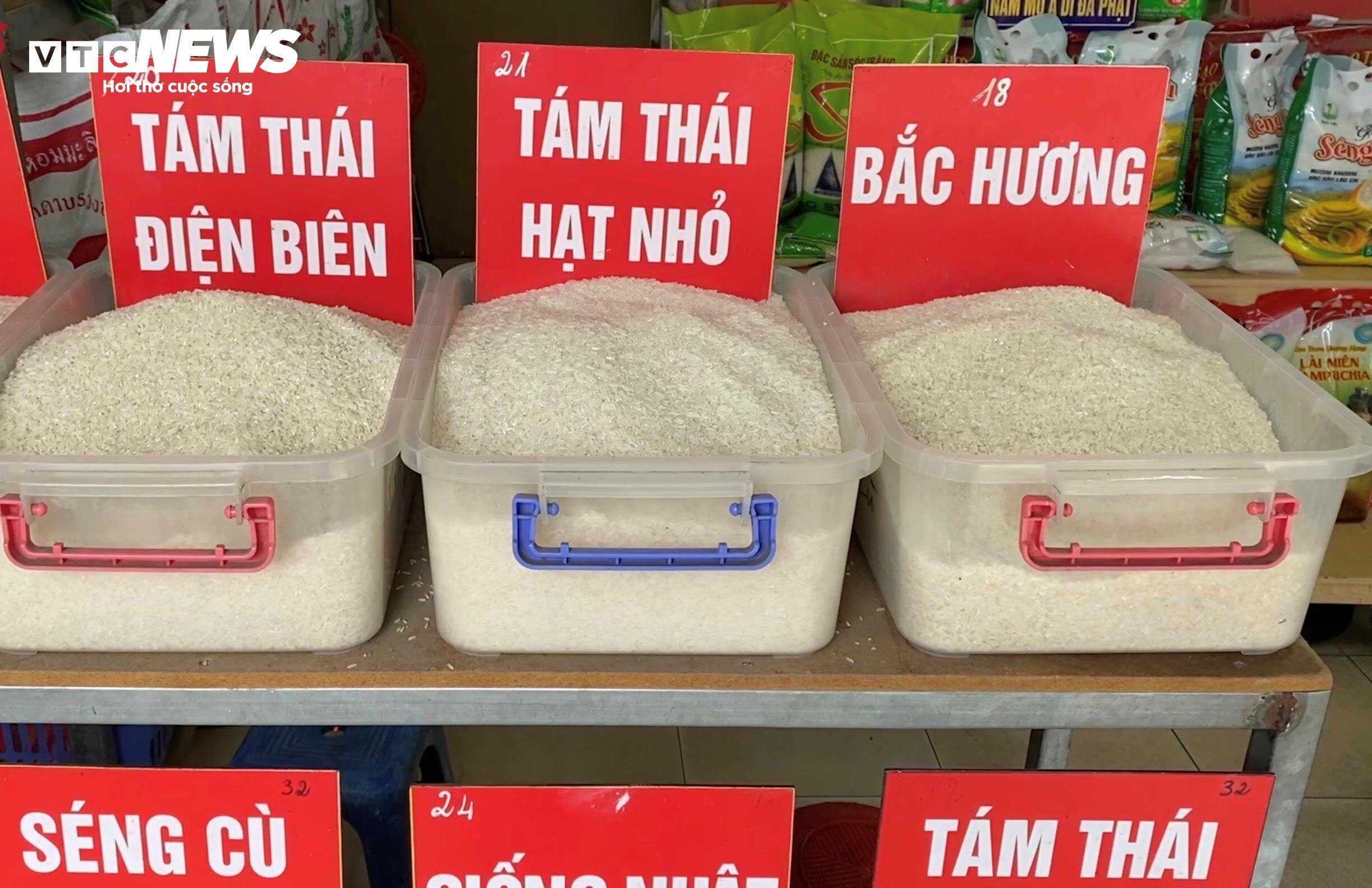 Gạo bán lẻ trong nước liên tục tăng giá.