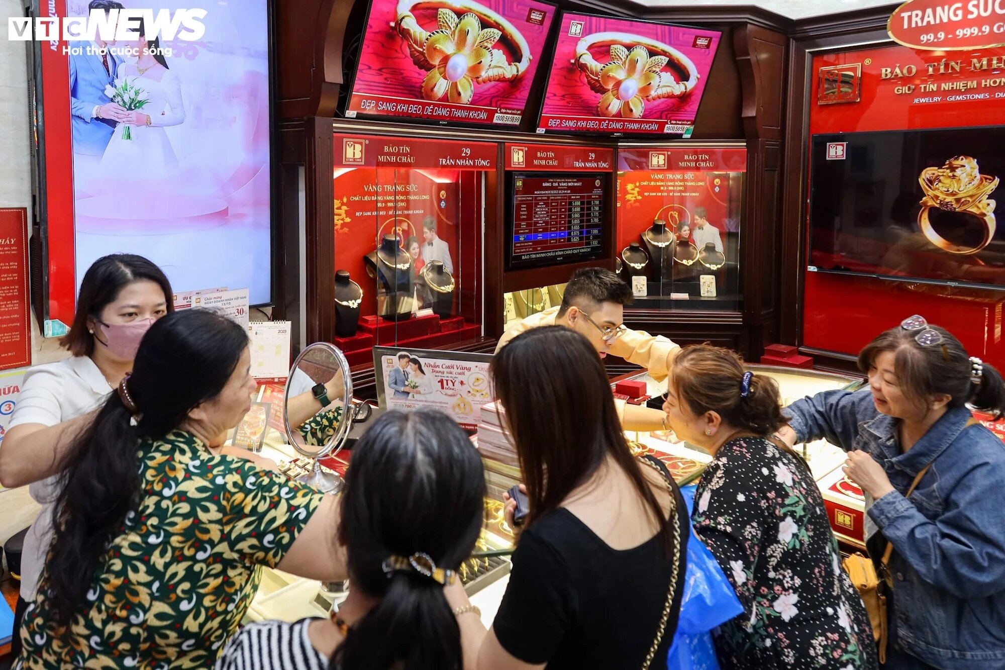 Khách hàng đến cửa hàng vàng tăng cao vào 10h sáng nay tại Bảo Tín Minh Châu.