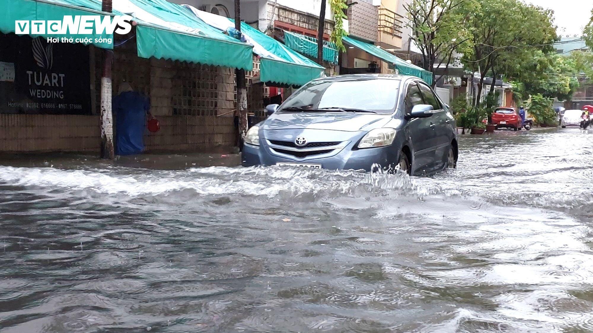 Dự báo mưa lụt phức tạp, Đà Nẵng cho học sinh toàn thành phố nghỉ học ngày 16/10.