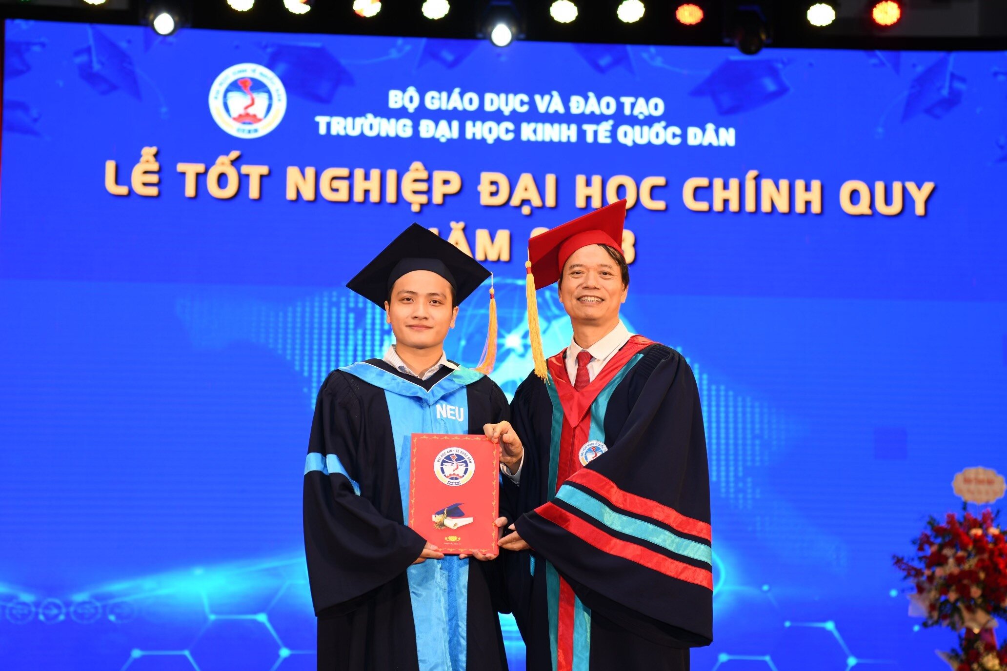 Cậu sinh viên hiếu học trong ngày nhận bằng tốt nghiệp tại trường Đại học Kinh tế Quốc dân.