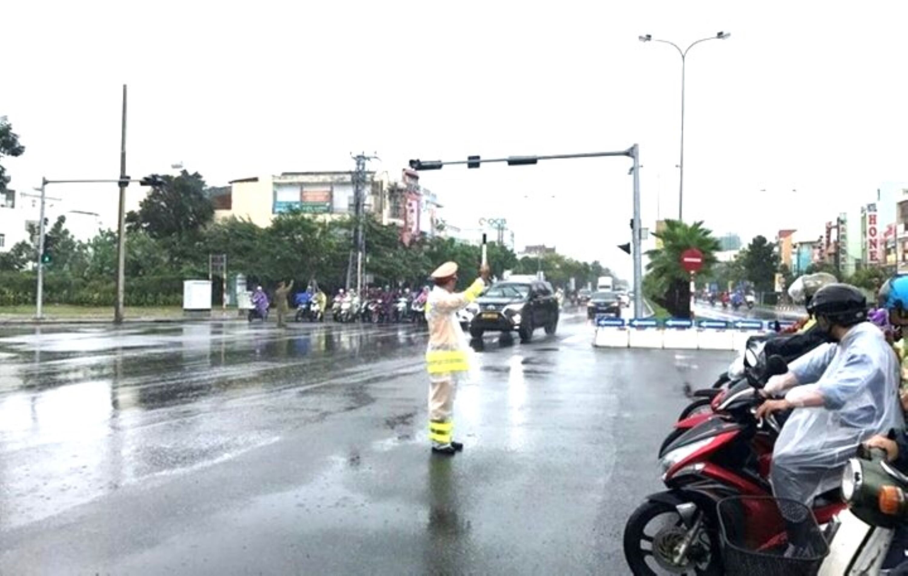 Cảnh sát Giao thông Công an Đà Nẵng điều tiết giao thông. (Ảnh: Xuân Tiến)
