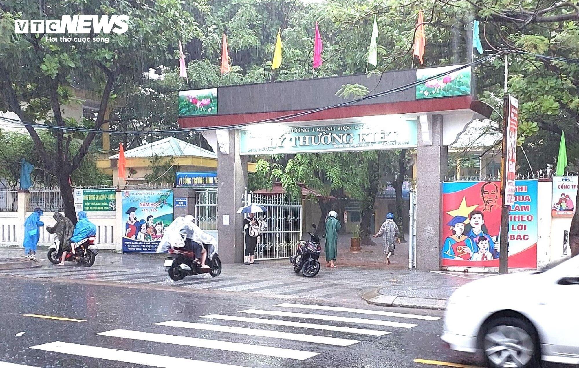 Học sinh toàn TP Đà Nẵng tiếp tục nghỉ học ngày 18/10 vì mưa lũ diễn biến phức tạp.