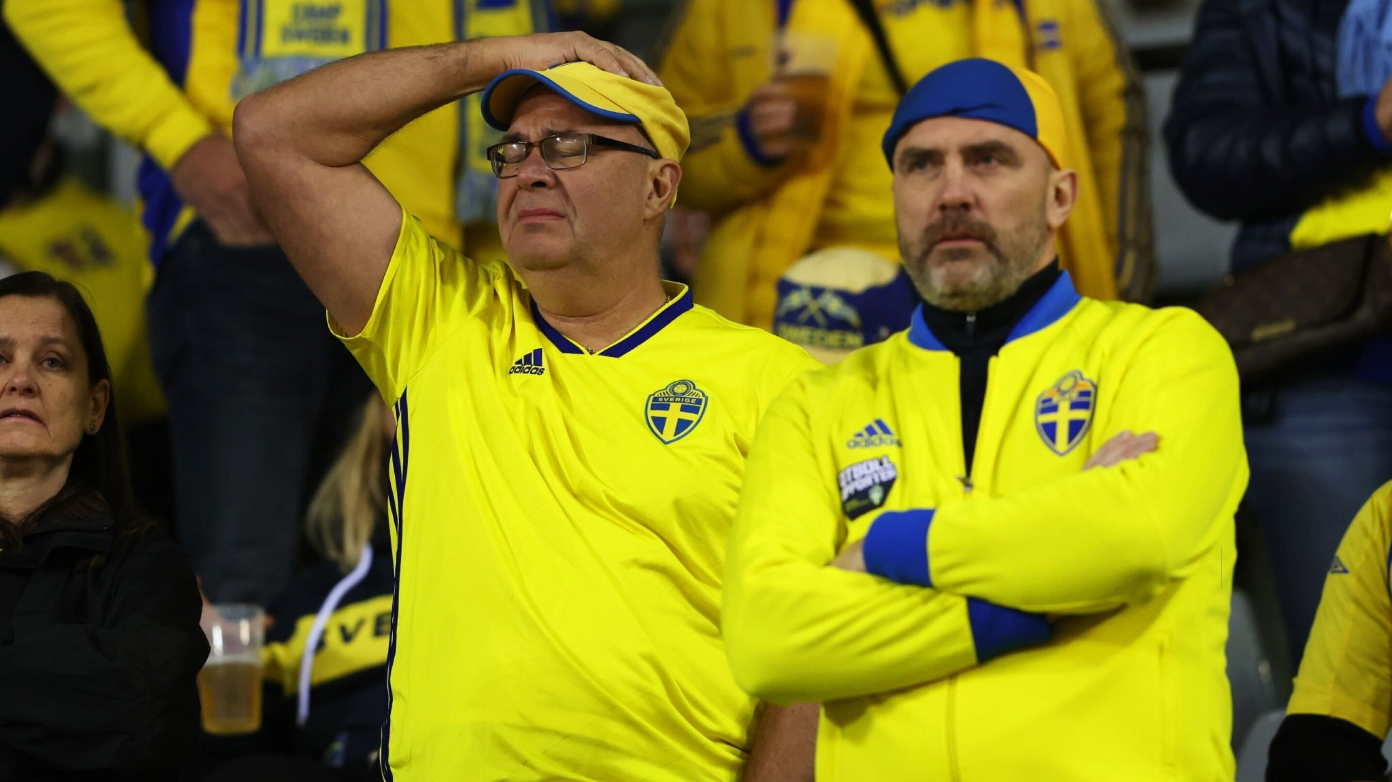 Cổ động viên Thụy Điển lo lắng sau vụ xả súng ở ngoài sân vận động.