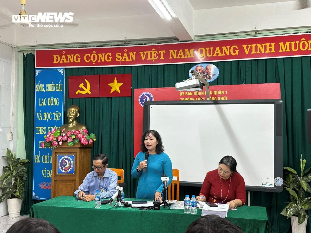 Trường THCS Đồng Khởi (quận 1, TP.HCM) thông tin vụ việc đến báo chí chiều 16/10.