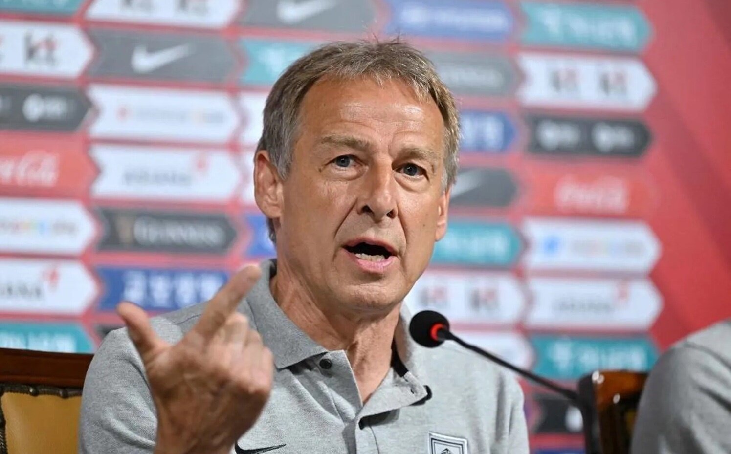 HLV Klinsmann nhận mức lương 60 tỷ đồng một năm.