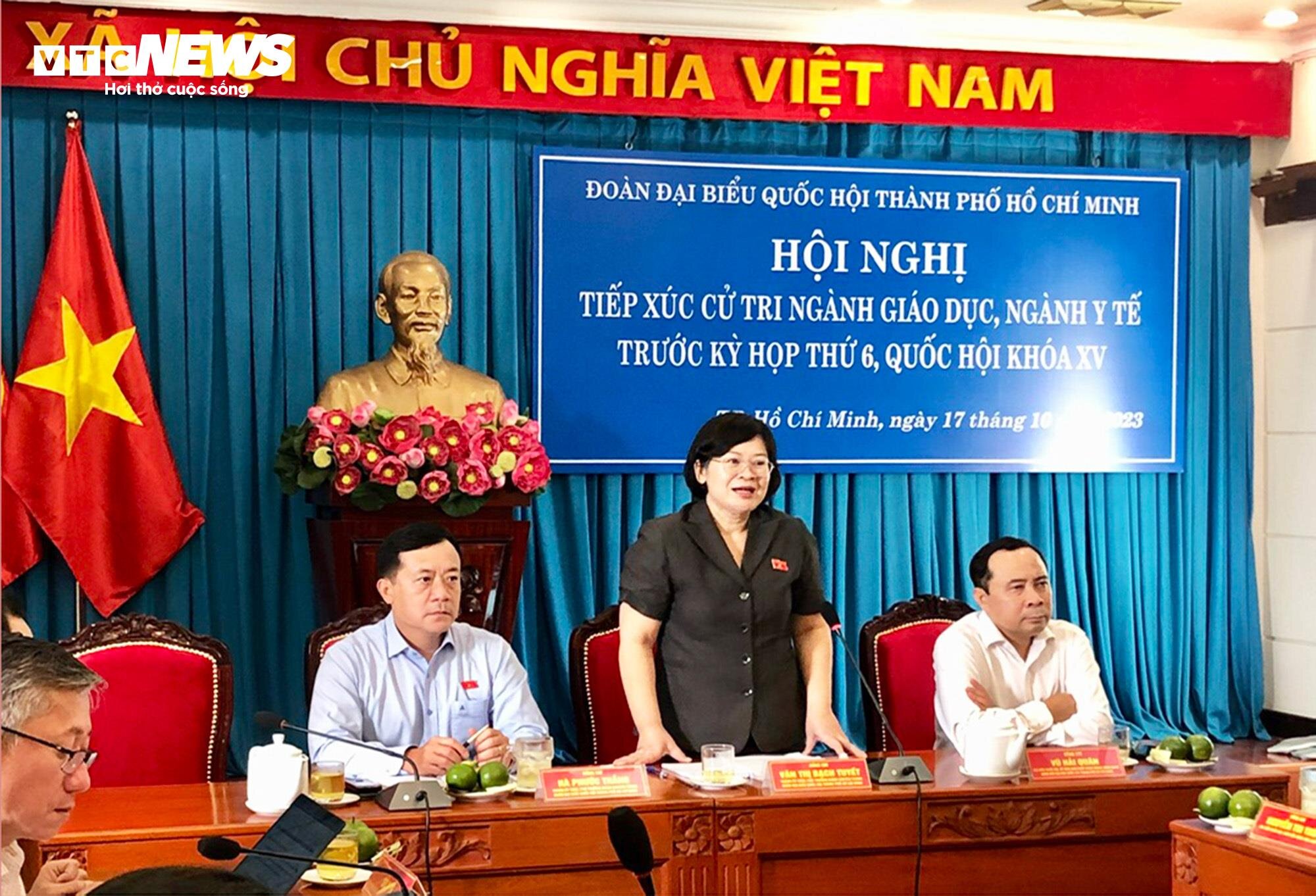 Phó Trưởng đoàn chuyên trách Đoàn ĐBQH TP.HCM Văn Thị Bạch Tuyết trao đổi tại hội nghị.