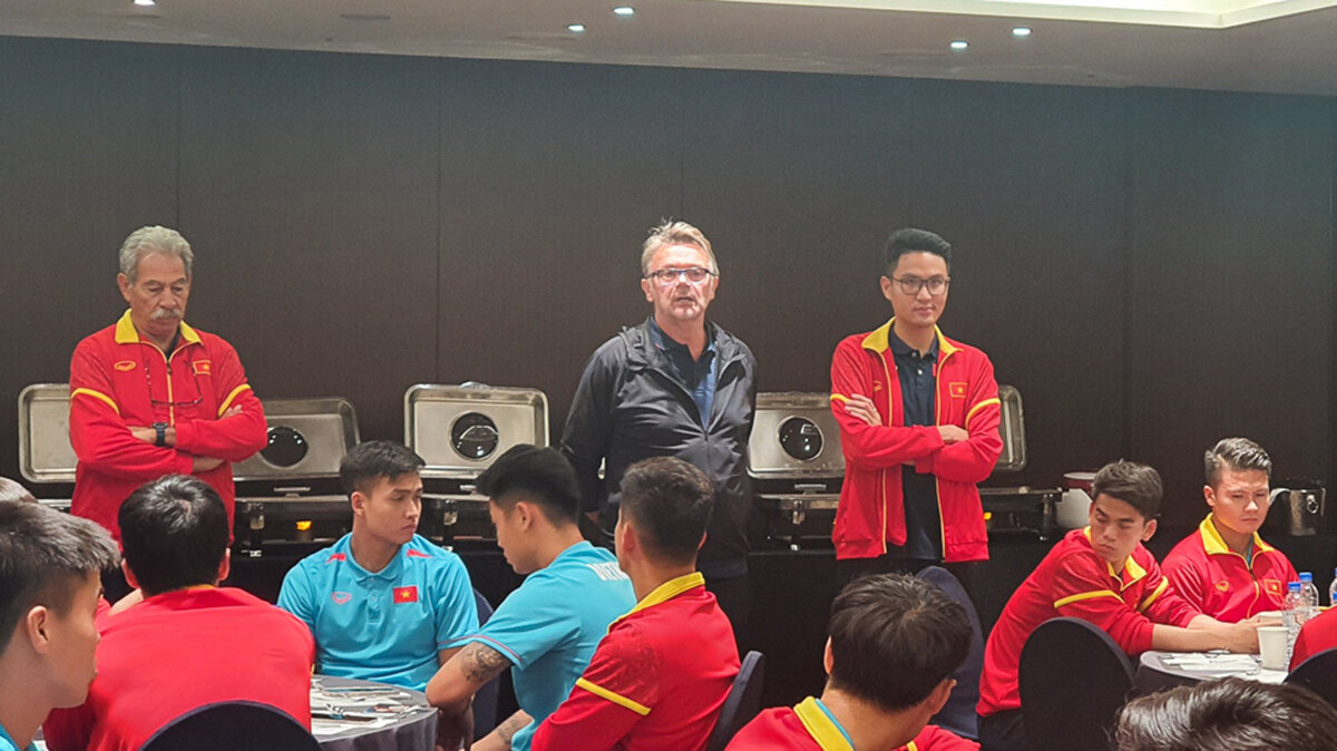 HLV Troussier nói chuyện với các học trò sau trận thua Hàn Quốc.