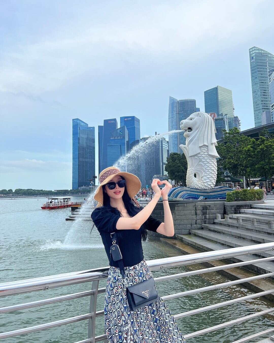 Bức tượng đá sư tử biển ở công viên Merlion Park là biểu tượng và cũng là điểm check in nổi tiếng nhất mà du lịch Singapore du khách không thể bỏ qua.