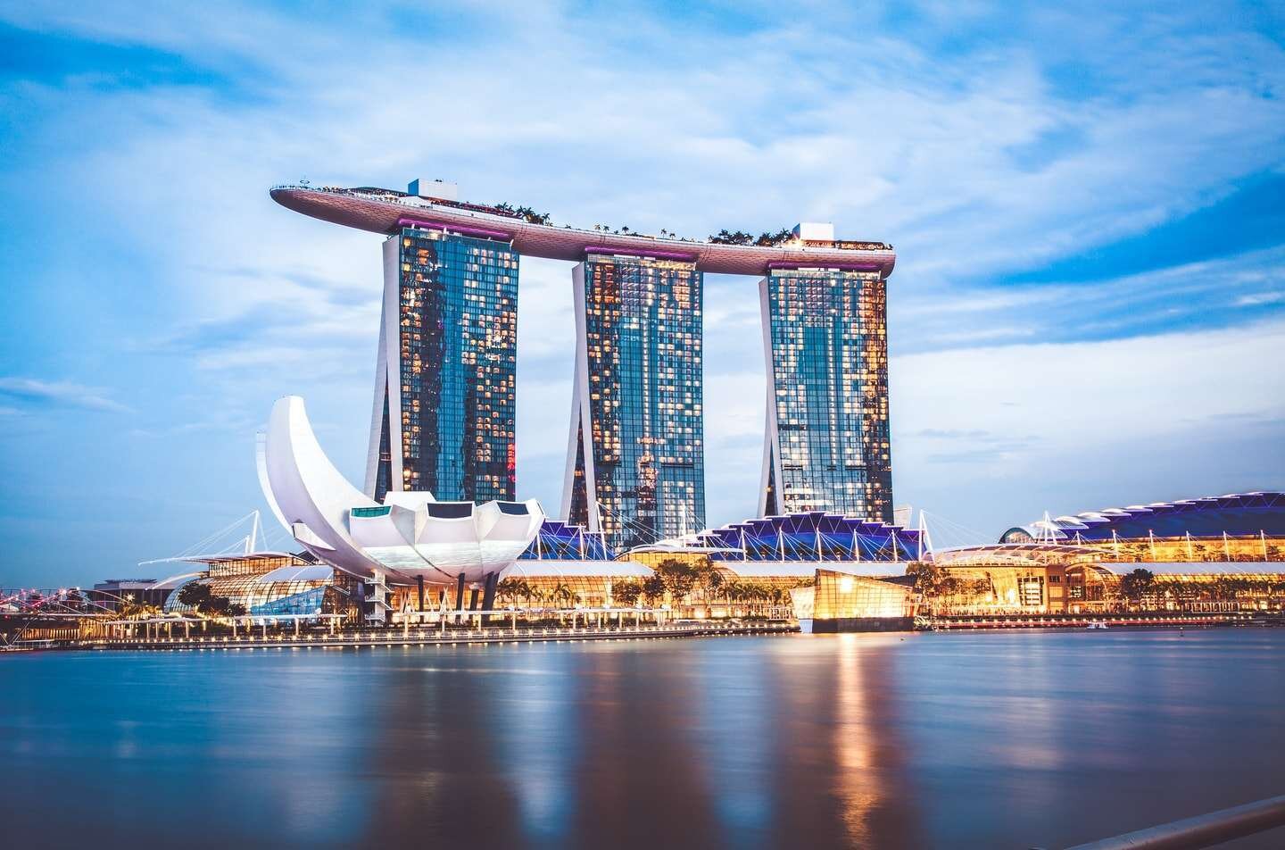 Marina Bay Sands là một khu nghỉ dưỡng tích hợp đối diện với Vịnh Marina ở Singapore.