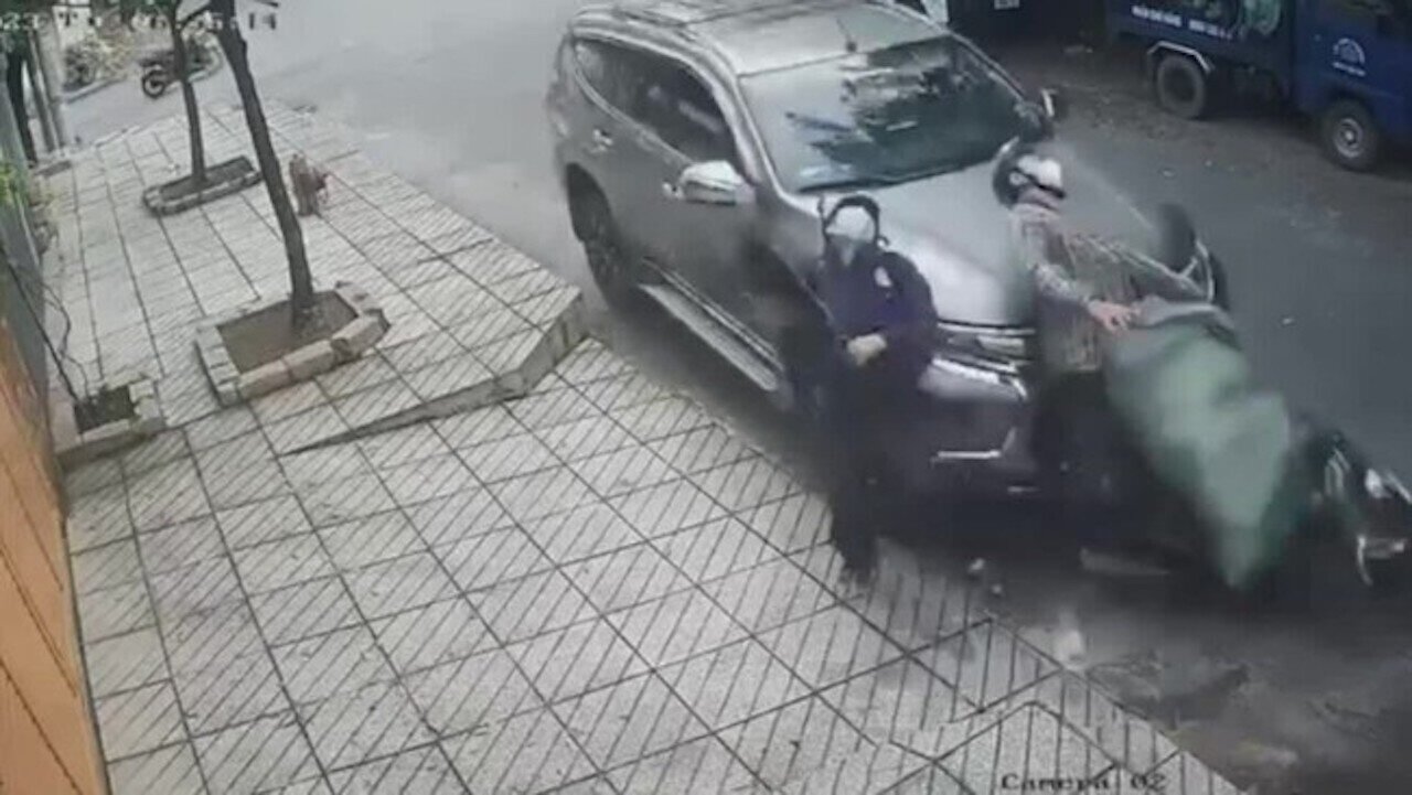 Hình ảnh cắt từ clip tài xế ô tô lao xe hất 2 kẻ trộm chó