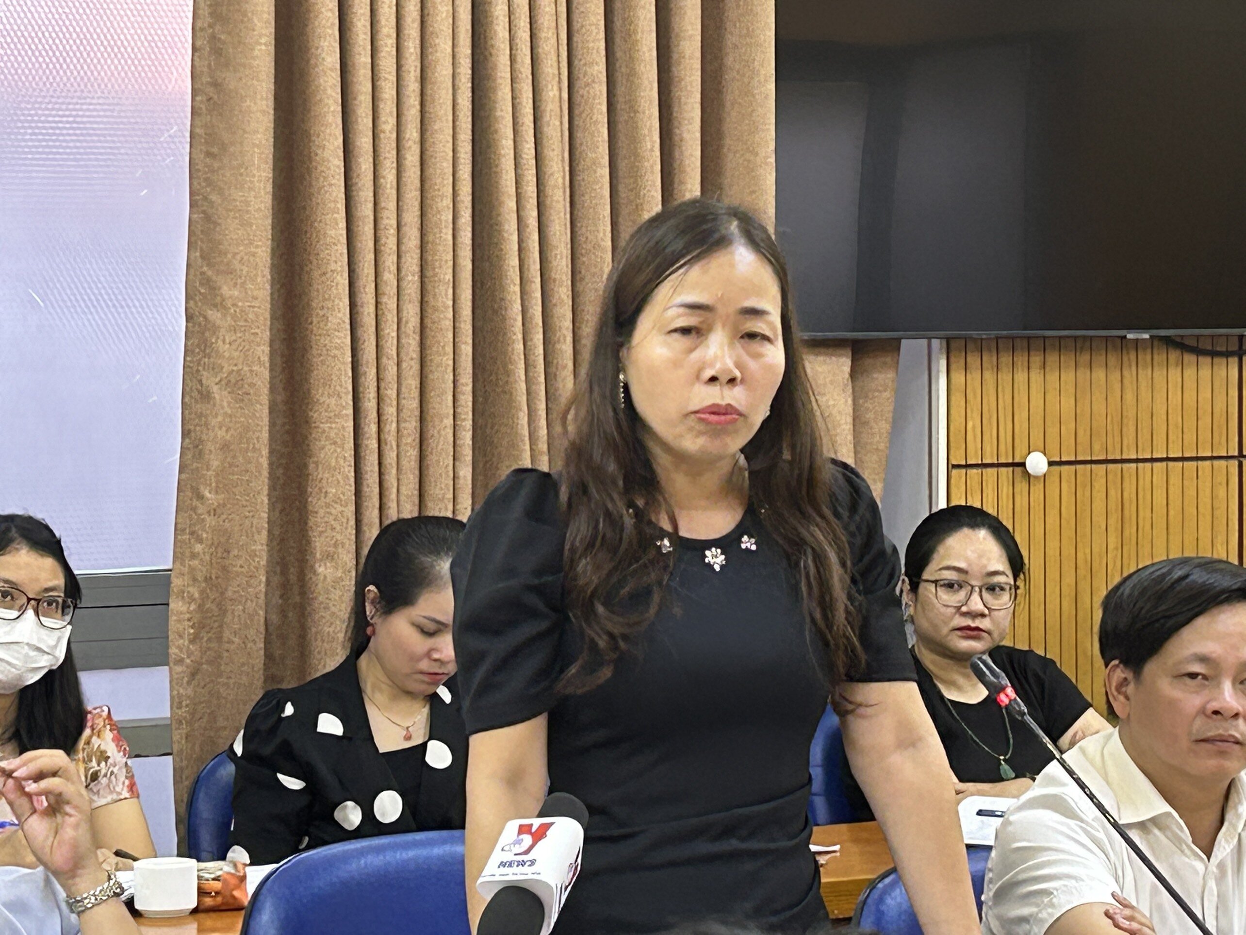 Bà Đặng Kim Hoa thông tin tại họp báo.