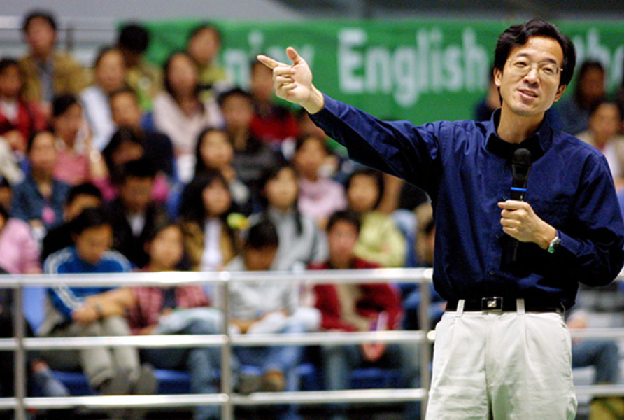 Du Mẫn Hồng phát biểu vào năm 2004 tại Hàng Châu, khuyến khích 10.000 khán giả tham dự sự kiện, chủ yếu là giới trẻ, thông thạo tiếng Anh để có tương lai tốt đẹp hơn.