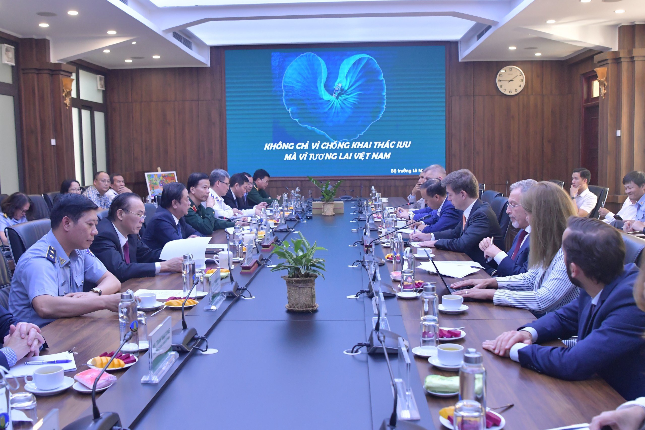Thứ trưởng Phùng Đức Tiến cho biết, Việt Nam đang chờ kết luận của Tổng vụ Các vấn đề Biển và Thủy sản của Ủy ban châu Âu (EC) việc gỡ “thẻ vàng” IUU của Việt Nam.