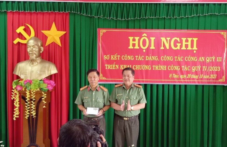 Đại tá Nguyễn Thanh Tràng, Phó Giám đốc Công an tỉnh Hậu Giang trao thưởng của Quỹ phòng, chống tội phạm tỉnh tặng Công an huyện Vị Thủy.