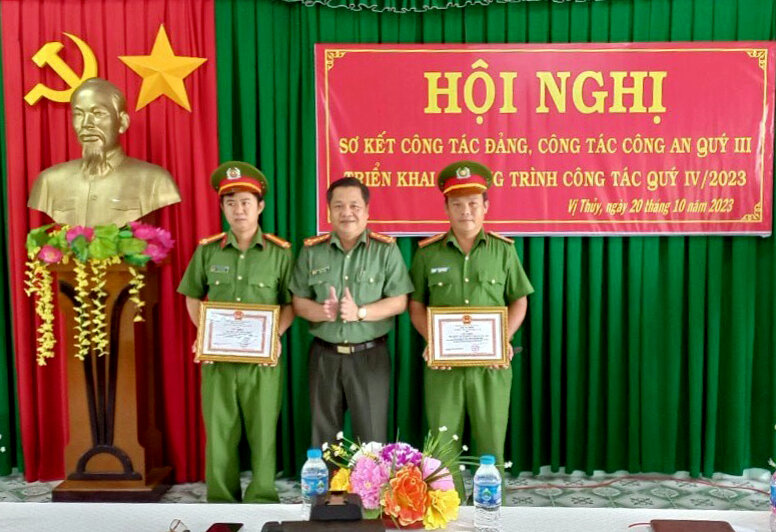 Đại tá Nguyễn Thanh Tràng, Phó Giám đốc Công an tỉnh Hậu Giang trao Giấy khen của Giám đốc Công an tỉnh tặng 2 tập thể có thành tích xuất sắc trong triệt phá nhanh vụ cướp tài sản.