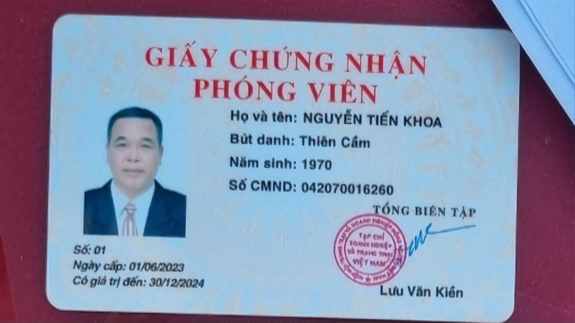 Sau khi bị tạm giữ, ông Nguyễn Tiến Khoa xuất trình thẻ chứng nhận phóng viên. Ảnh: CACC
