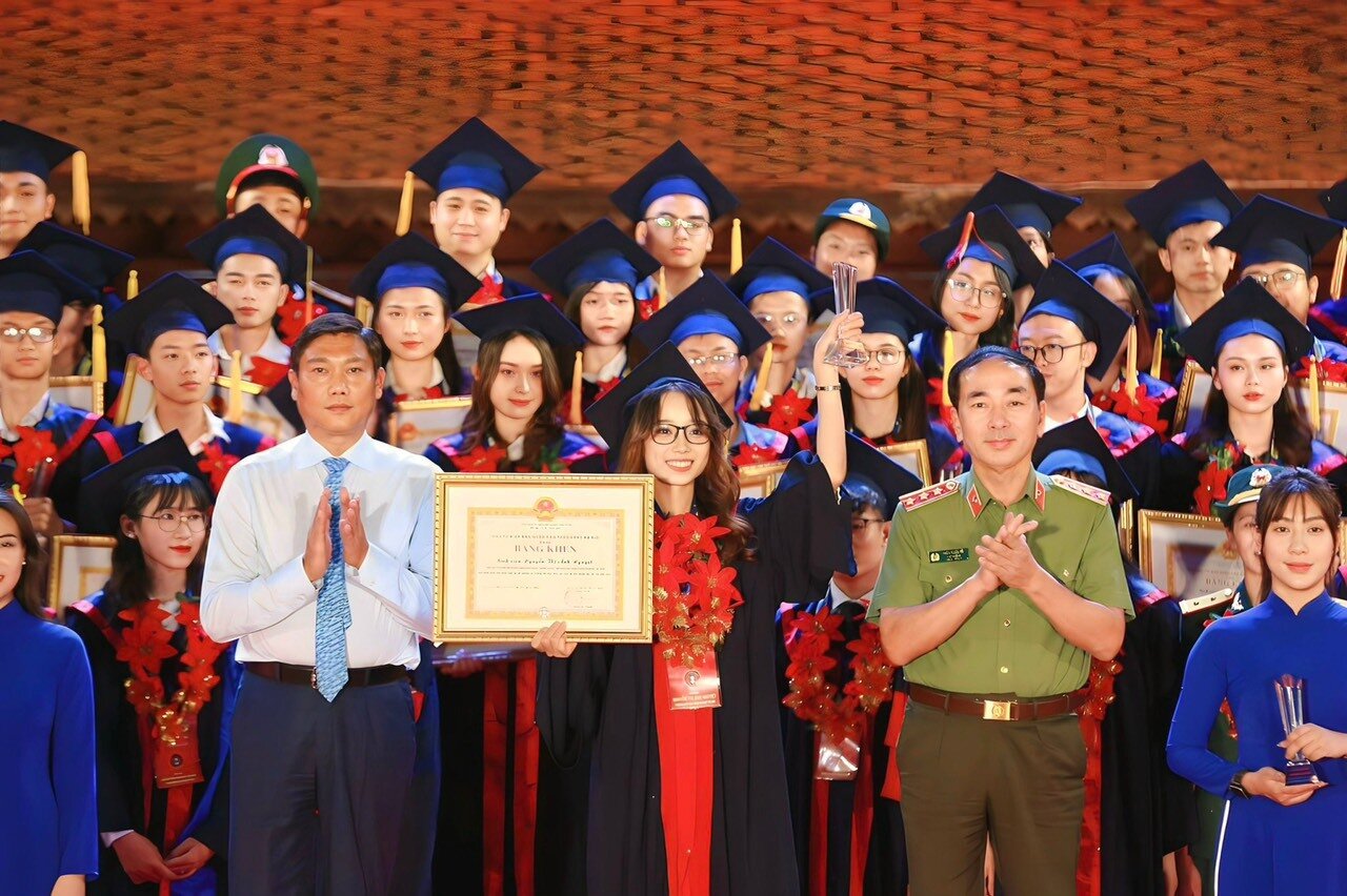 Nguyễn Thị Ánh Nguyện cùng 95 thủ khoa trong buổi lễ vinh danh các thủ khoa xuất sắc năm 2023 của Thành phố Hà Nội. (Ảnh NVCC)