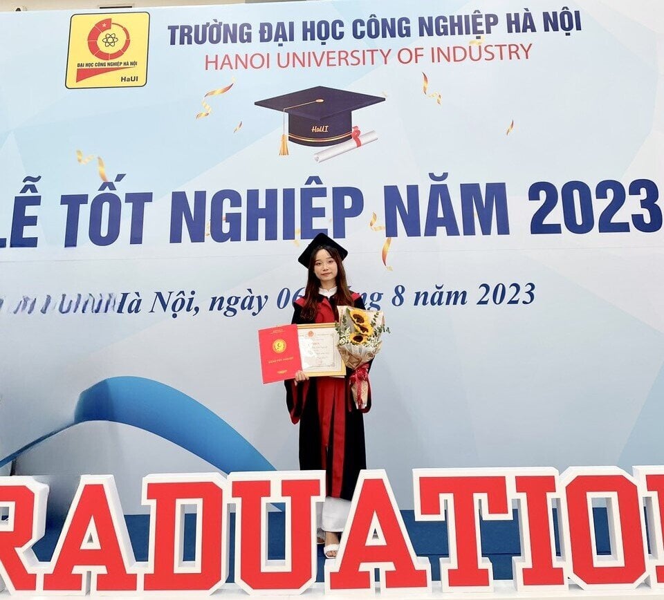 Nguyễn Thị Ánh Nguyệt nhận bằng tốt nghiệp. (Ảnh NVCC)