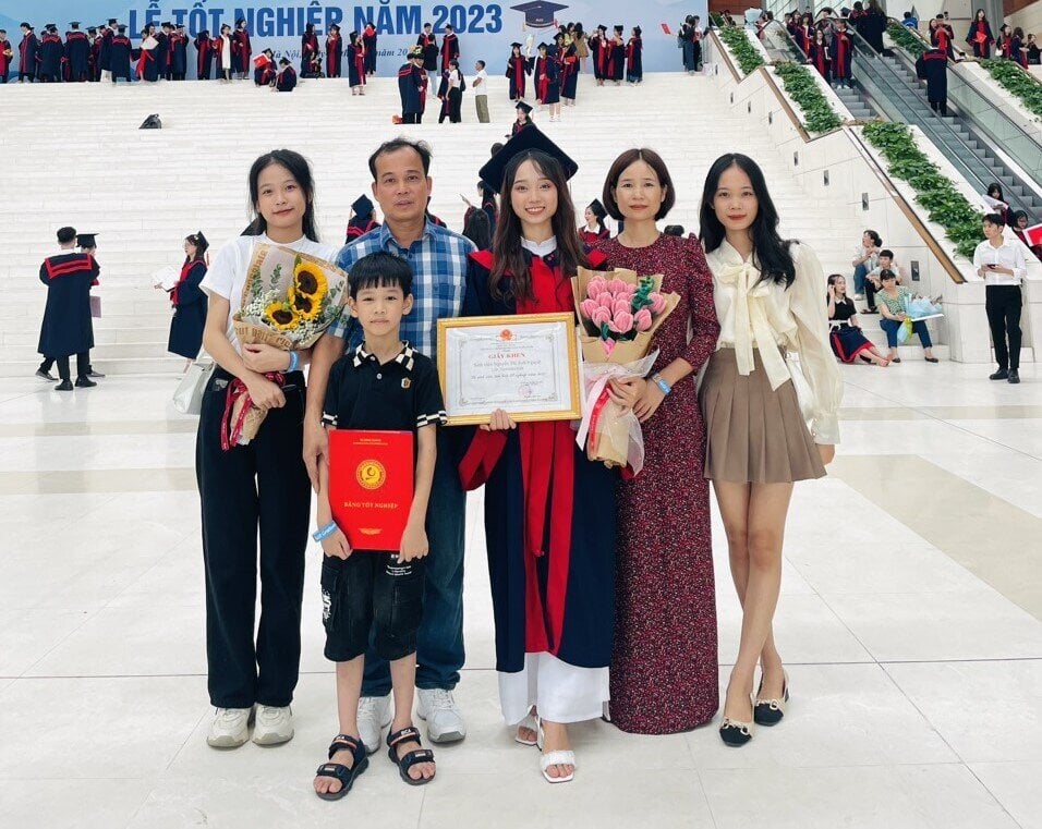 Nguyễn Thị Ánh Nguyệt nhận bằng tốt nghiệp cùng gia đình. (Ảnh NVCC)