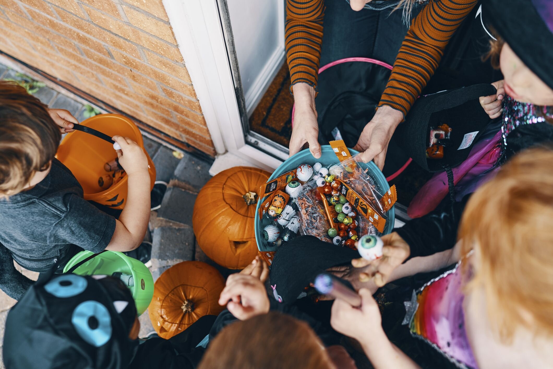 Trick or Treat - cho kẹo hay bị ghẹo là một trò chơi truyền thống dịp Halloween. (Ảnh: Countryliving)