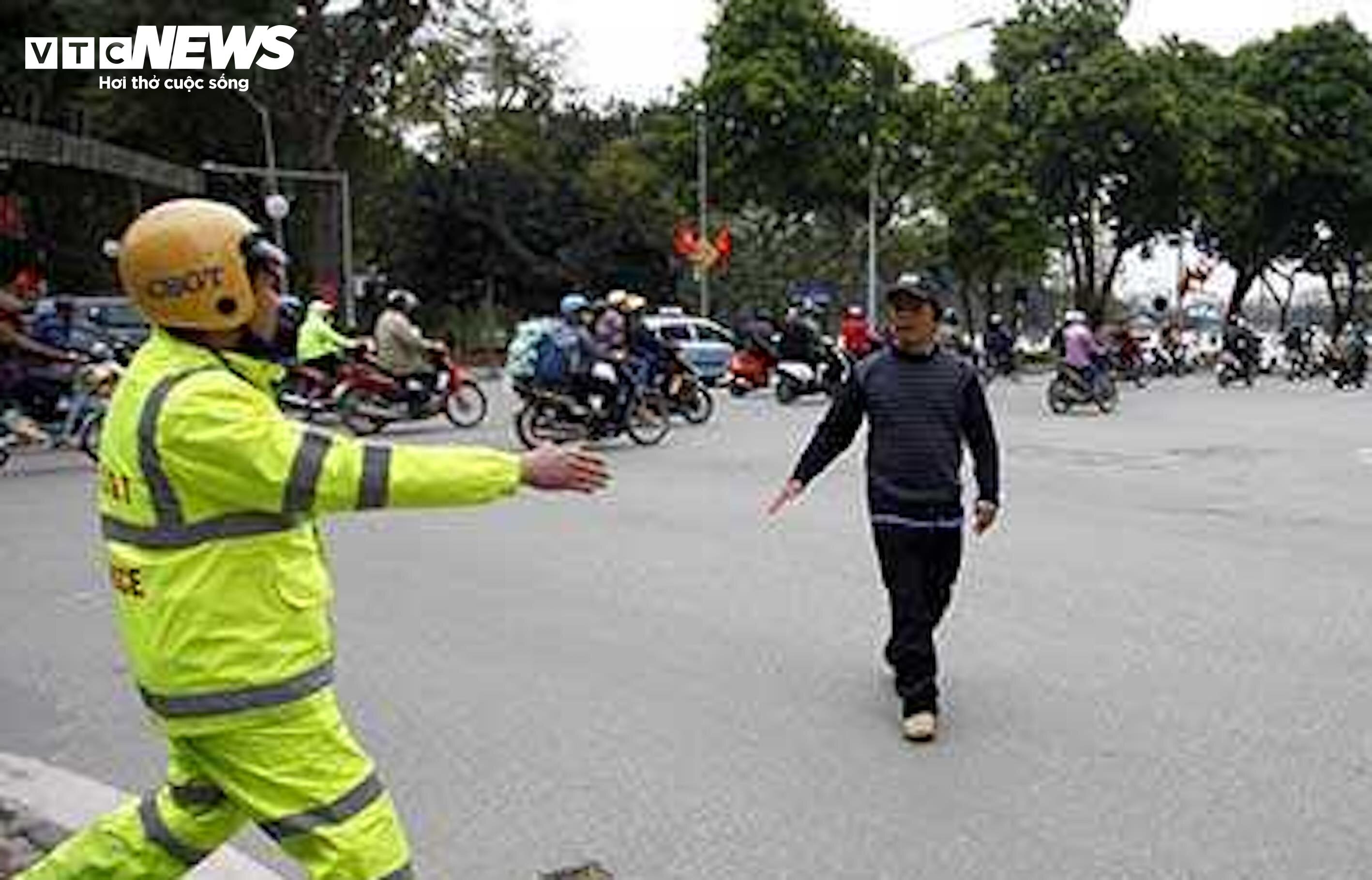 CSGT Hà Nội trong một lần nhắc nhở, xử lý người đi bộ vi phạm luật giao thông. (Ảnh: Hà Minh)