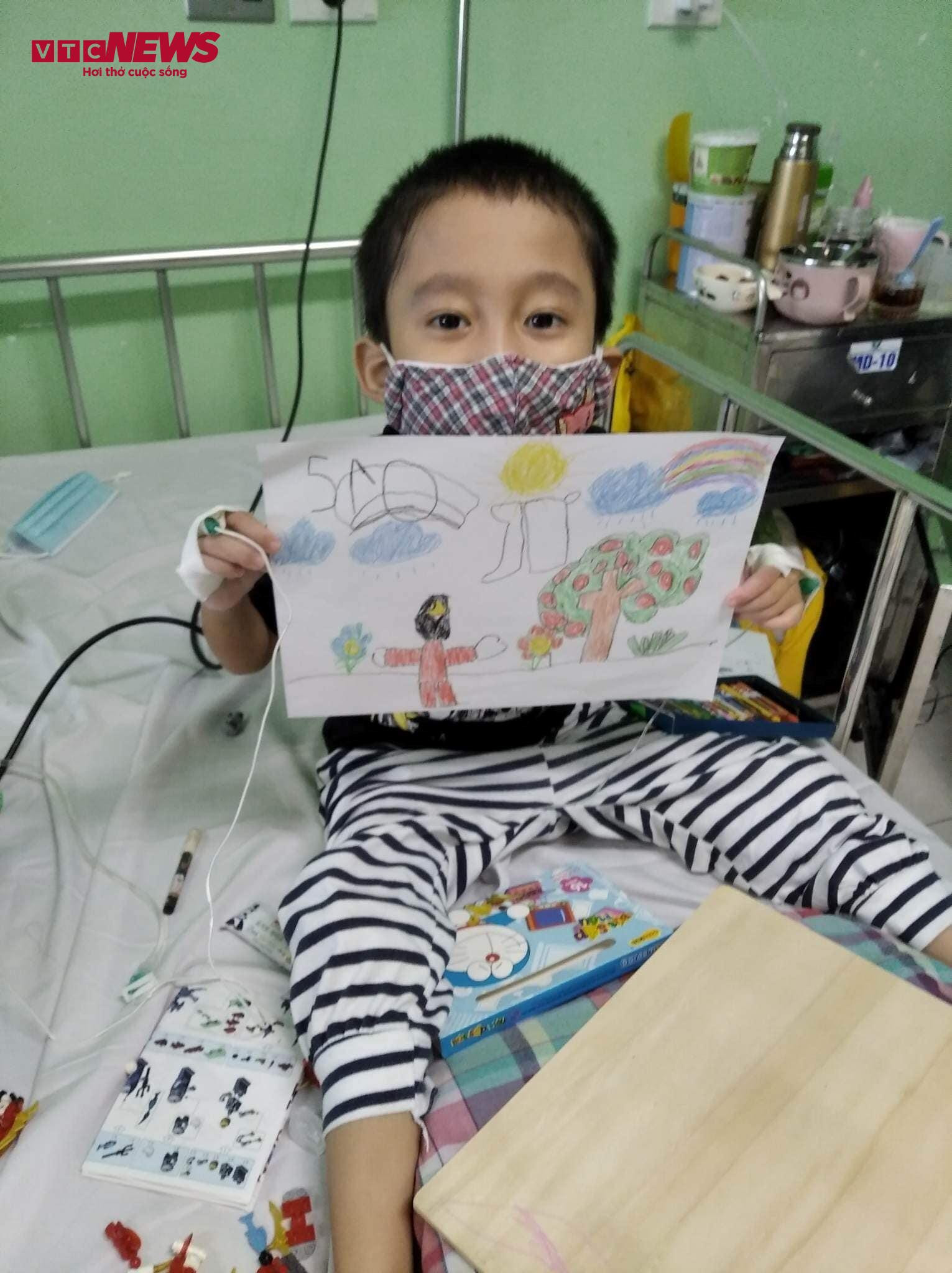 Khang có sở thích vẽ, mỗi khi khoẻ, em thường vẽ tranh tặng mẹ.