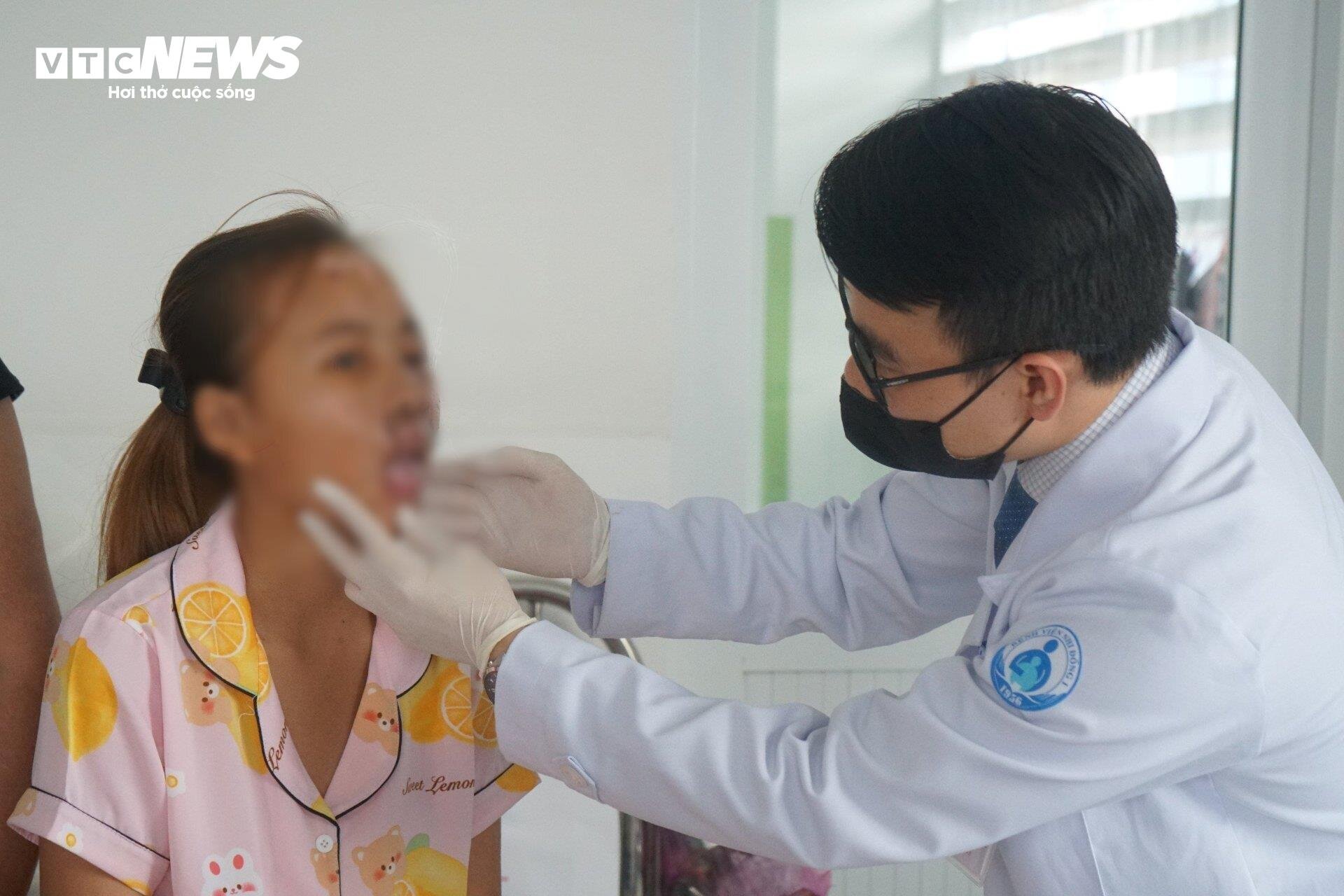 ThS.BS.CKI Nguyễn Thiên Phước - BS Khoa răng hàm mặt Bệnh viện Nhi Đồng 1, thăm khám cho bệnh nhi K.