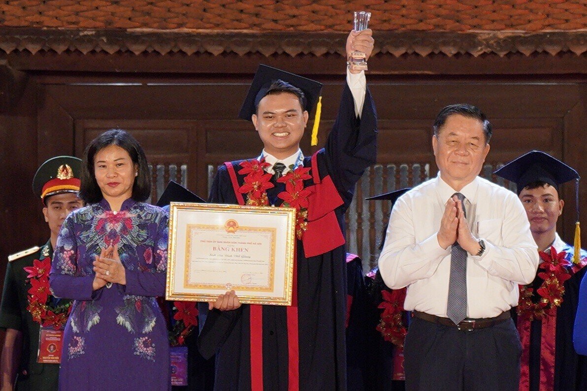 Viết Giang trong lễ tuyên dương 96 thủ khoa xuất sắc tốt nghiệp các trường đại học 2023. (Ảnh NVCC)