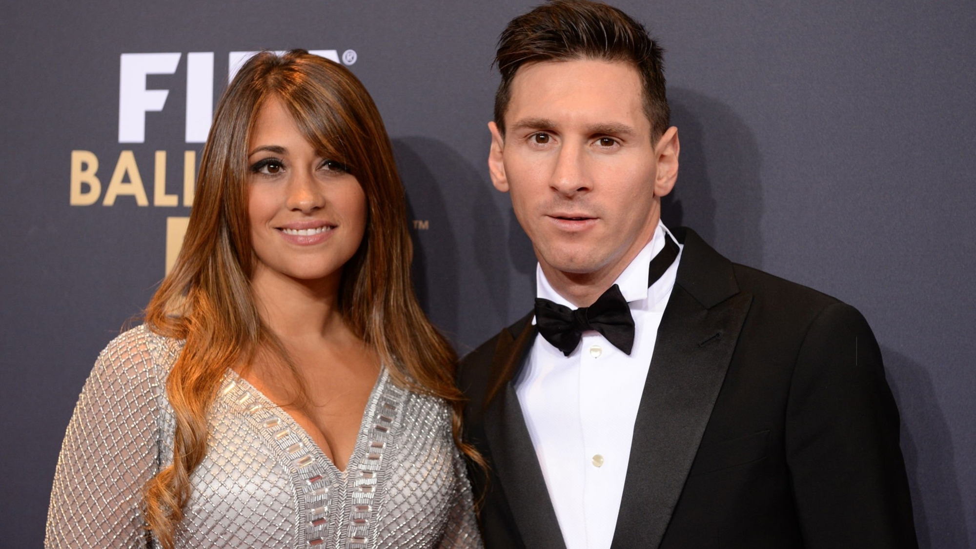 Messi phải chờ tới năm 2015 mới nhận Quả bóng vàng thứ 5 trong sự nghiệp. Bạn gái Antonella Roccuzzo tháp tùng Messi dự gala trao giải. (Ảnh: Getty Images)