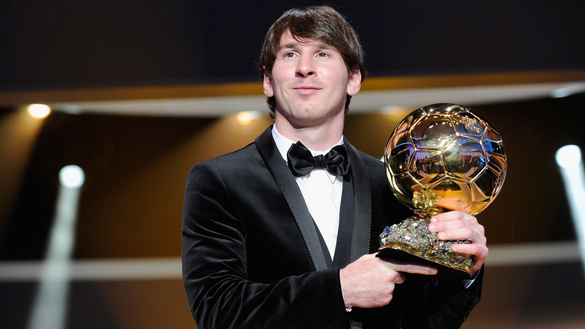 Một năm sau, Messi vẫn là cái tên được vinh danh ở giải thưởng dành cho cầu thủ xuất sắc nhất thế giới. Cầu thủ của Barcelona chọn bộ lễ phục có nơ, thiết kế cầu kì hơn. Đây là danh hiệu gây tranh cãi đầu tiên của siêu sao này, bởi nhiều người cho rằng Wesley Sneijder và Arjen Robben (Hà Lan) xứng đáng hơn. (Ảnh: FIFA)