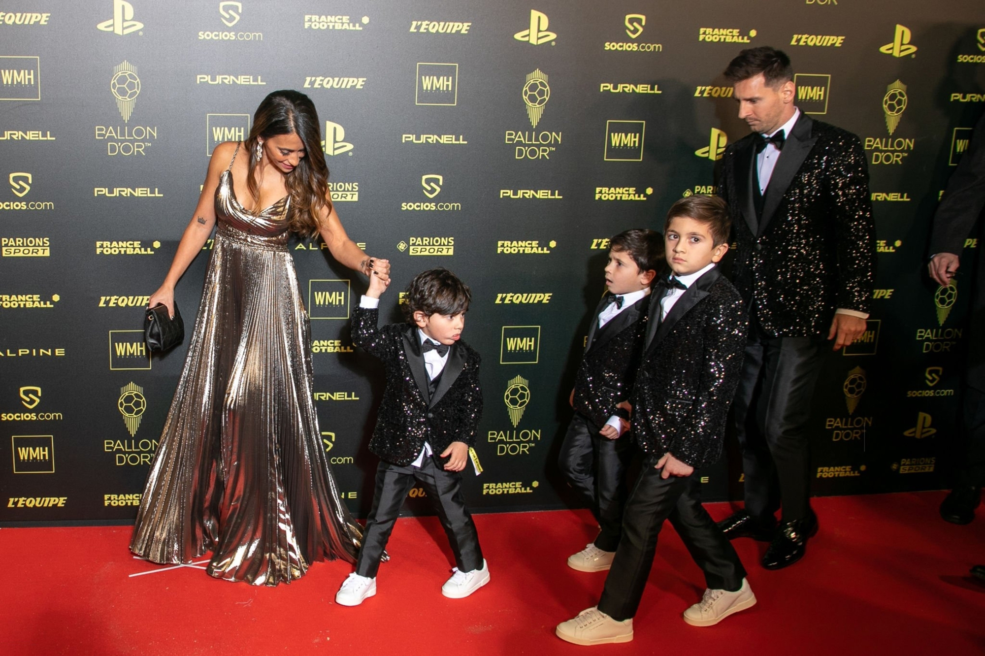 Năm 2021, đến lượt cậu út nhà Messi là Ciro lần đầu đến xem bố nhận Quả bóng vàng. (Ảnh: WireImage)