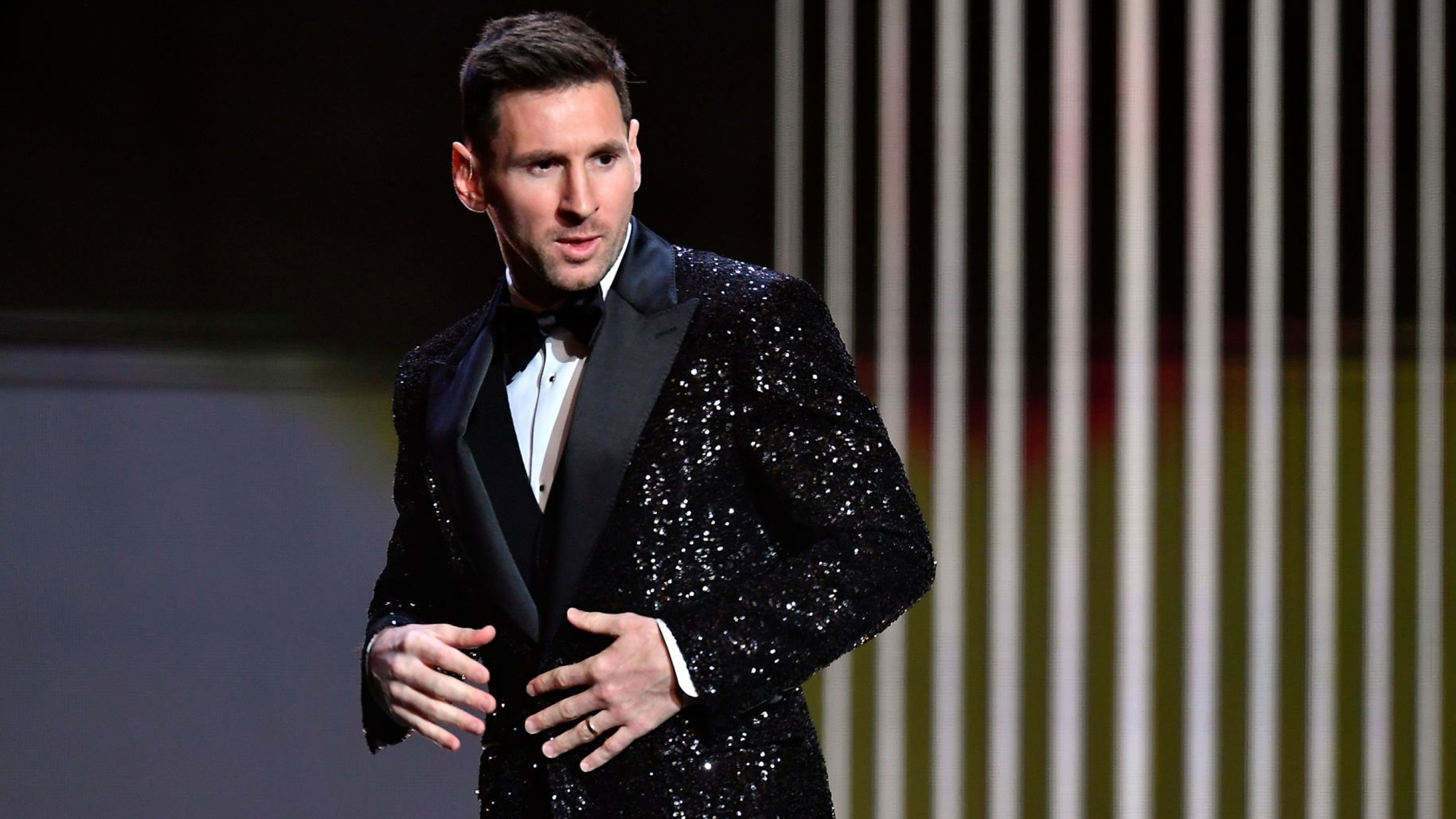 Bộ lễ phục của Messi một lần nữa trở thành chủ đề thảo luận sôi nổi trên mạng xã hội. So với thời điểm năm 22 tuổi, Messi 34 tuổi có vẻ ngoài già dặn hơn rõ ràng. (Ảnh: Getty Images)