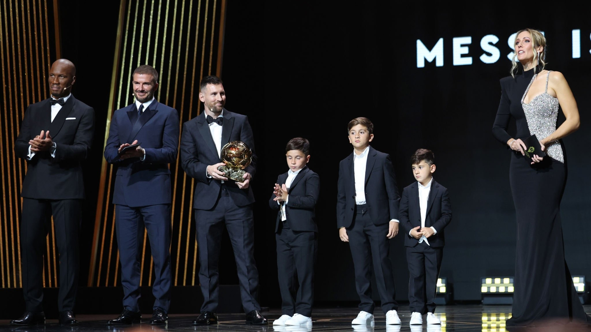 Siêu sao người Argentina nhận Quả bóng vàng cùng 3 cậu con trai Thiago, Mateo và Ciro. 3 anh em có vẻ không hào hứng lắm khi bước lên sân khấu. (Ảnh: Getty Images)