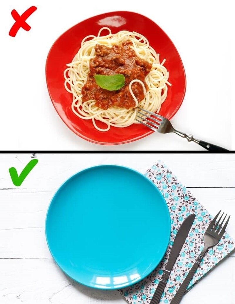 Sử dụng bát đĩa màu xanh khi ăn giúp giảm lượng tiêu thụ thức ăn. (Ảnh: Brightside)