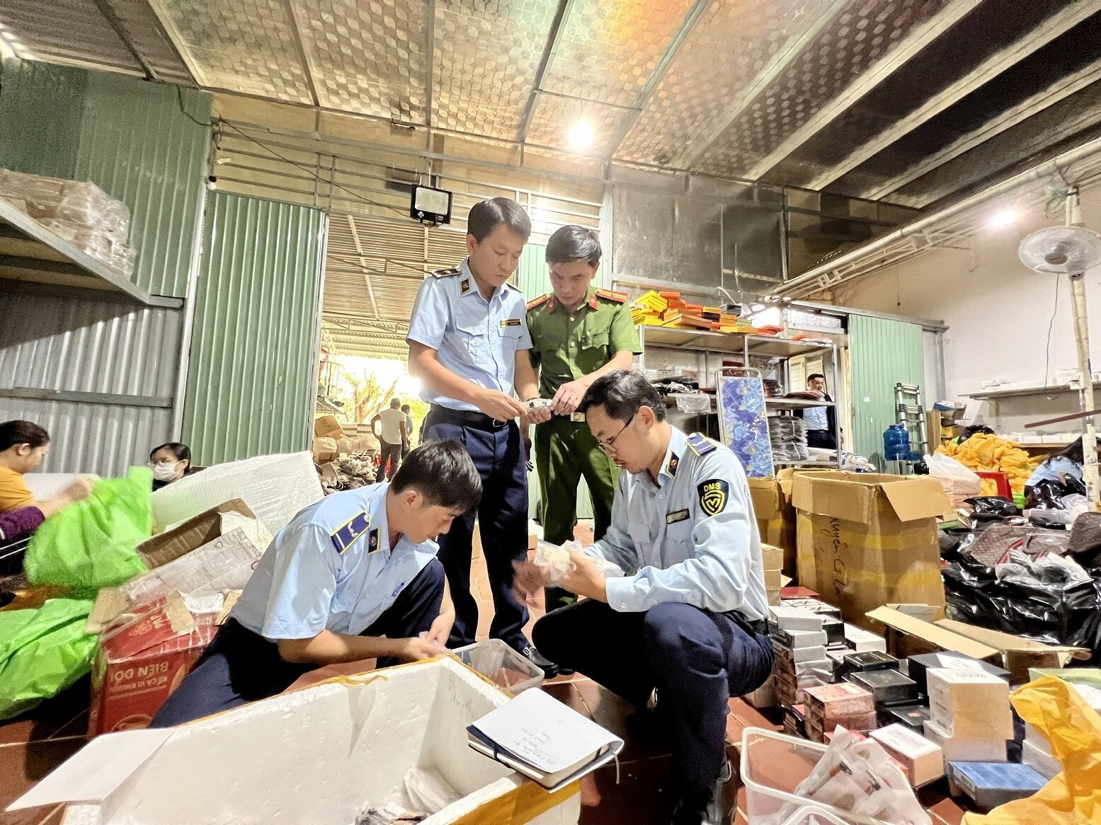 Phó Tổng Cục trưởng Nguyễn Thanh Bình (ảnh đứng phía sau bên trái) kiểm tra trực tiếp tại hiện trường. (Ảnh: Tổng cục QLTT)